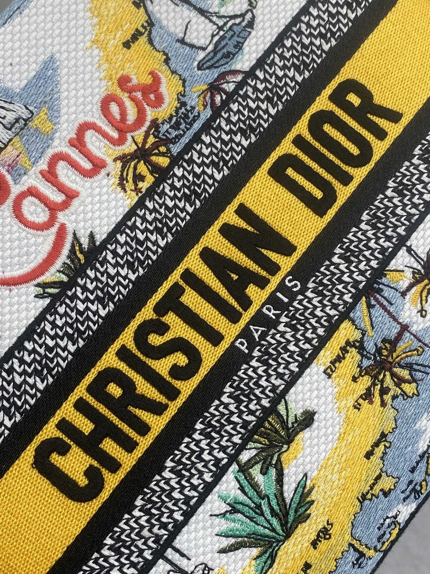 五格现货‼️ Lady最新夏季系列,简洁的拼色,精美绝伦的刺绣,让整个包非常亮眼,大容量的设计 ,凹造型