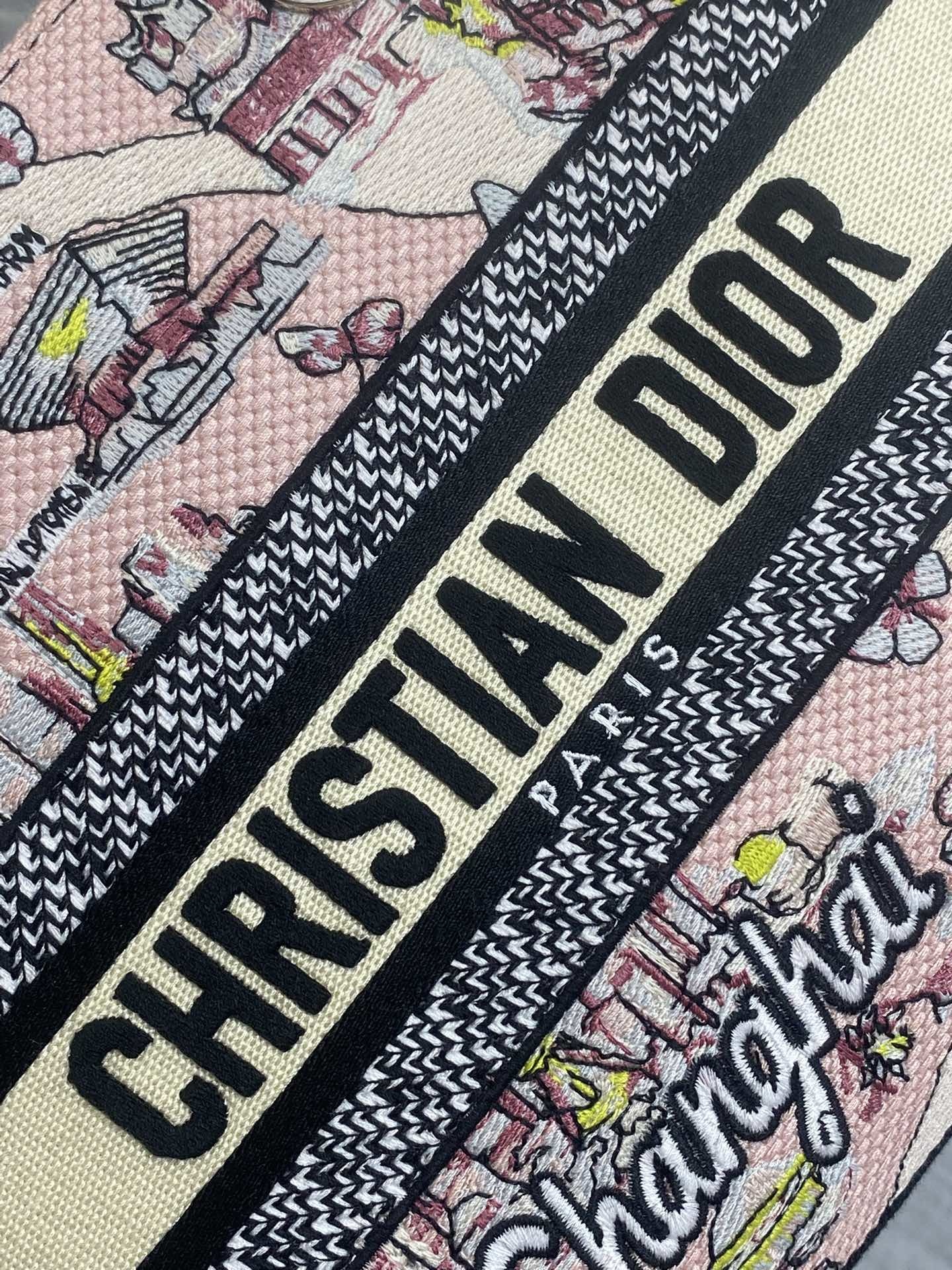 五格现货‼️ Lady最新夏季系列,简洁的拼色,精美绝伦的刺绣,让整个包非常亮眼,大容量的设计 ,凹造型