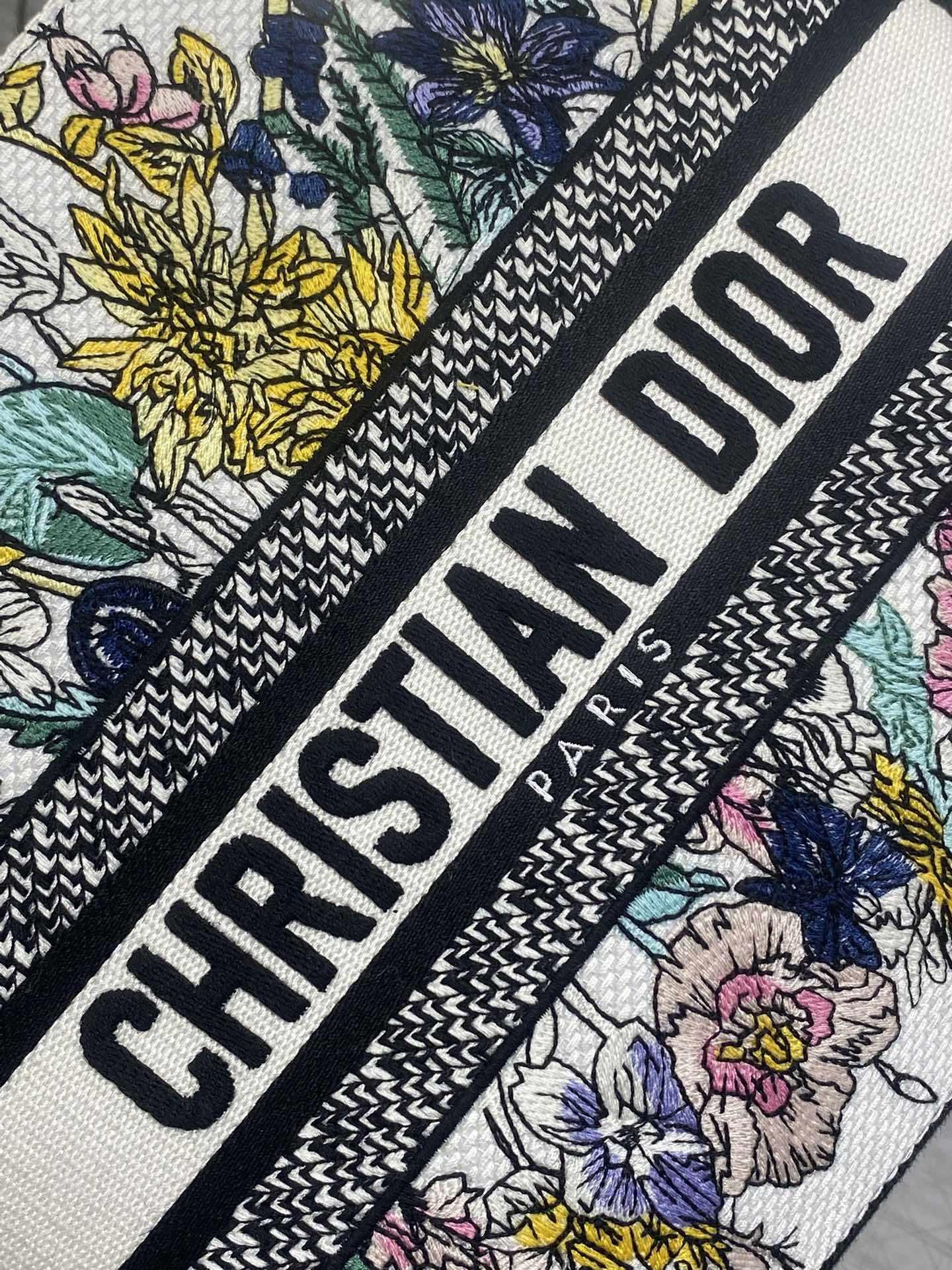 五格现货‼️ Lady最新夏季系列,简洁的拼色,精美绝伦的刺绣,让整个包非常亮眼,大容量的设计 ,凹造型