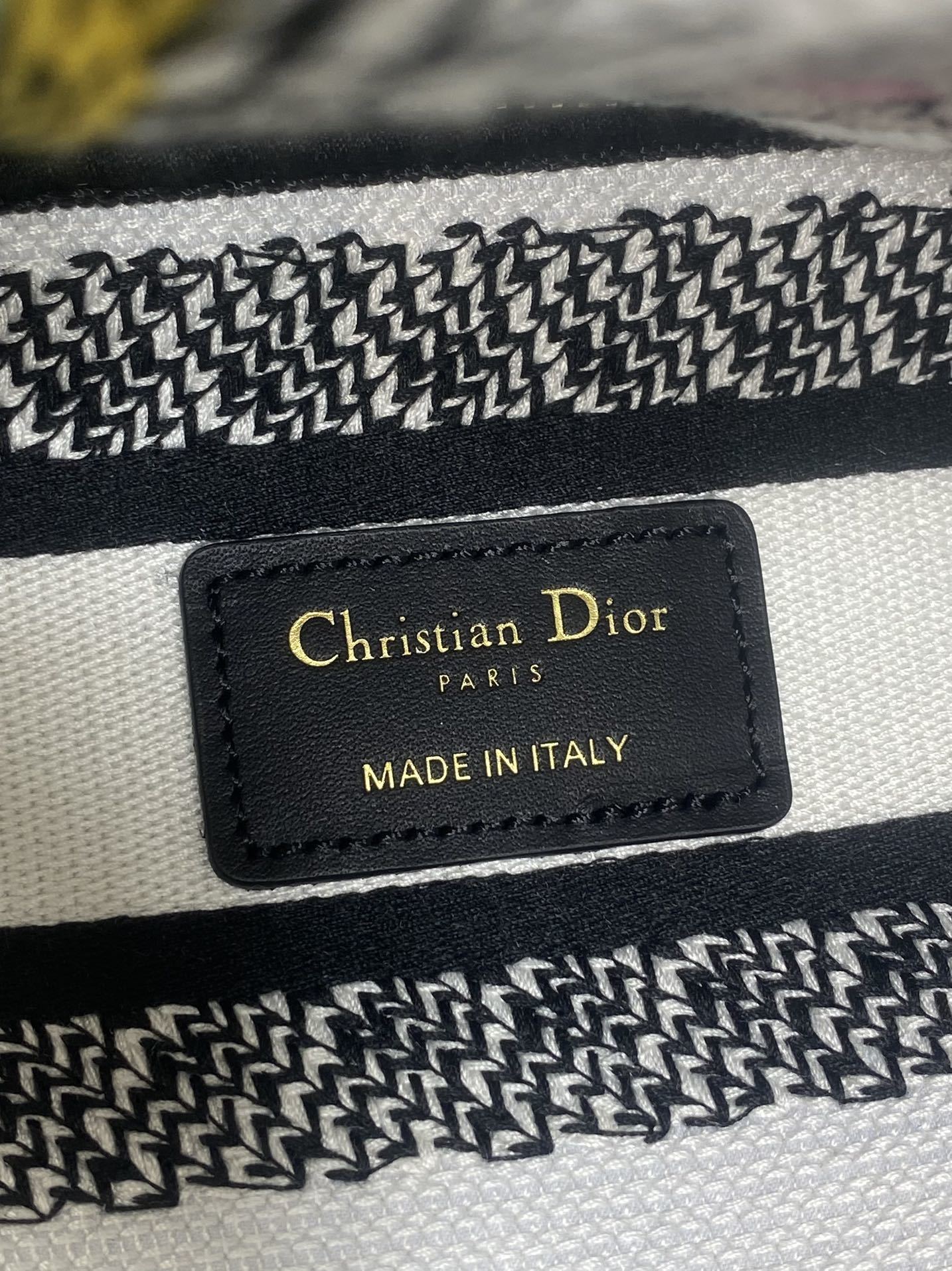 五格现货‼️ Lady最新夏季系列,简洁的拼色,精美绝伦的刺绣,让整个包非常亮眼,大容量的设计 ,凹造型