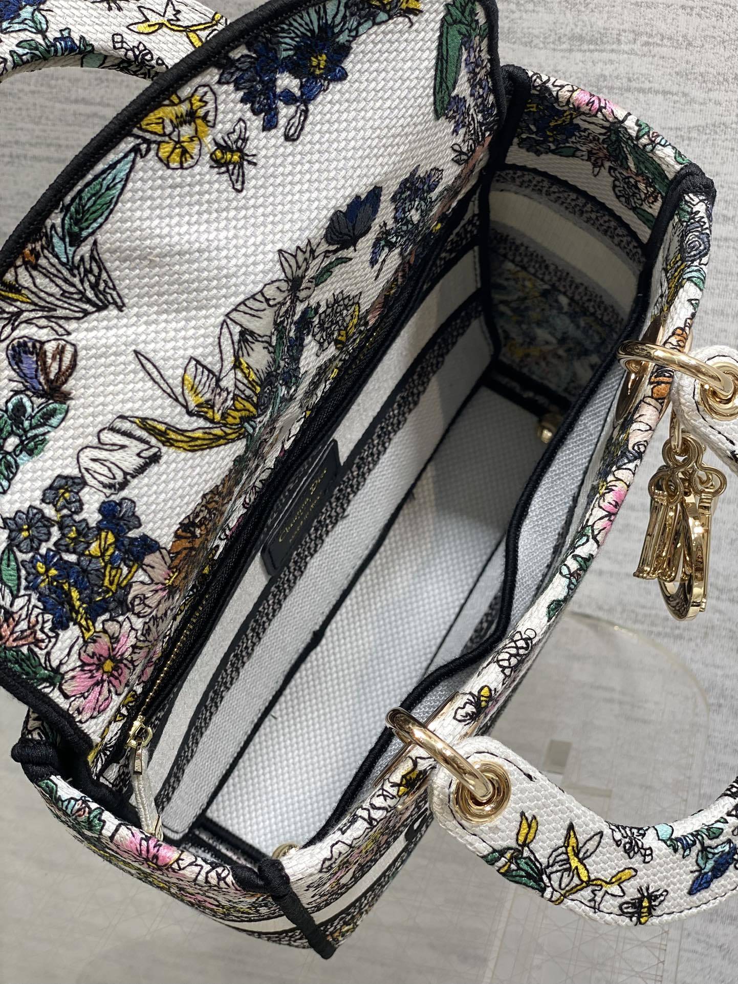 五格现货‼️ Lady最新夏季系列,简洁的拼色,精美绝伦的刺绣,让整个包非常亮眼,大容量的设计 ,凹造型