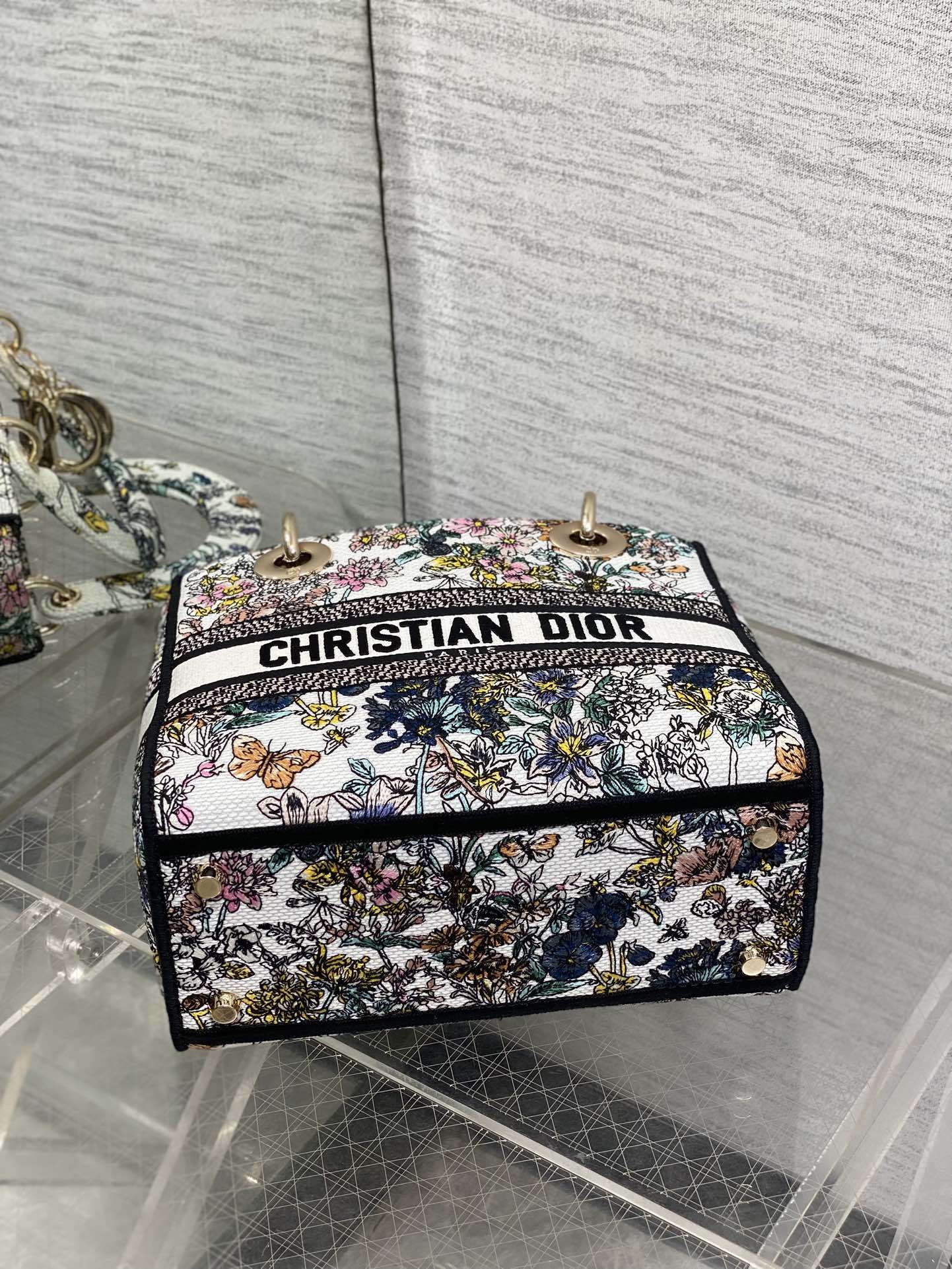 五格现货‼️ Lady最新夏季系列,简洁的拼色,精美绝伦的刺绣,让整个包非常亮眼,大容量的设计 ,凹造型