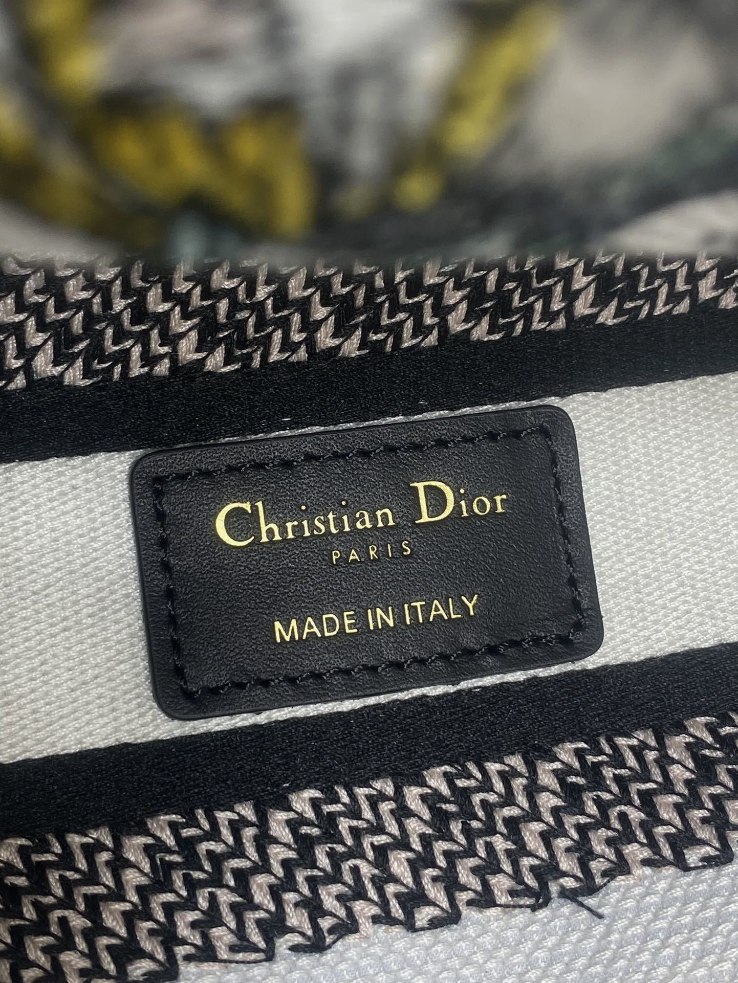 五格现货‼️ Lady最新夏季系列,简洁的拼色,精美绝伦的刺绣,让整个包非常亮眼,大容量的设计 ,凹造型