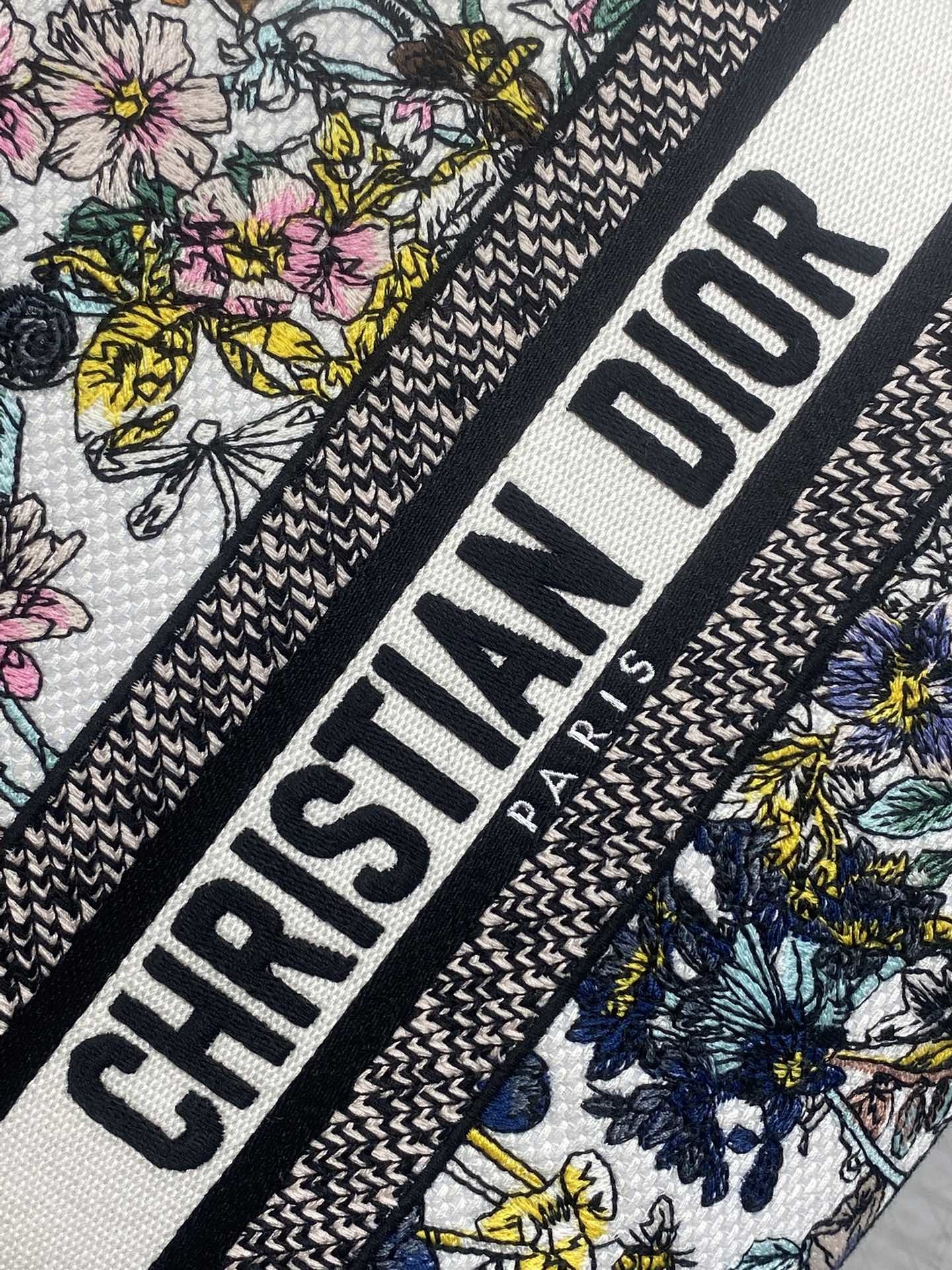 五格现货‼️ Lady最新夏季系列,简洁的拼色,精美绝伦的刺绣,让整个包非常亮眼,大容量的设计 ,凹造型