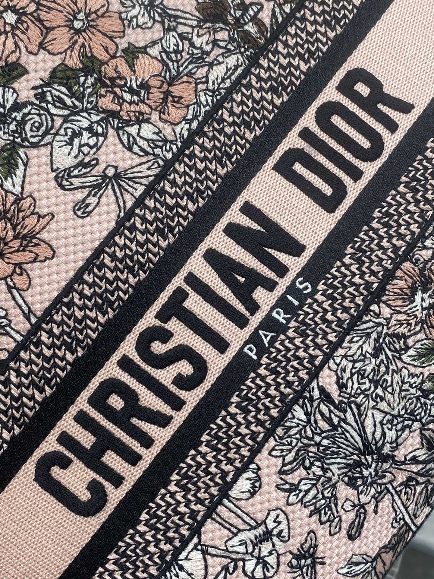 五格现货‼️ Lady最新夏季系列,简洁的拼色,精美绝伦的刺绣,让整个包非常亮眼,大容量的设计 ,凹造型