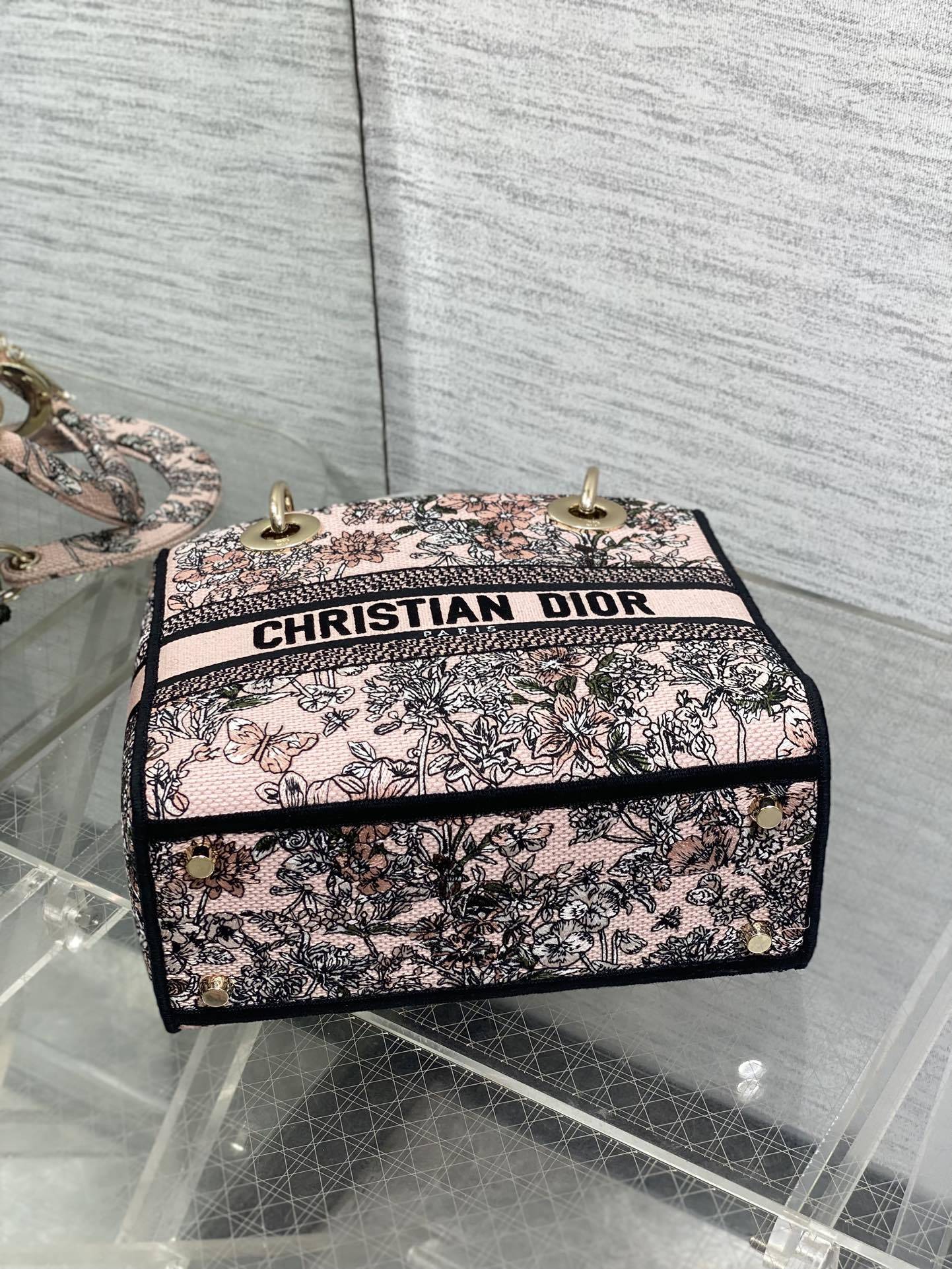 五格现货‼️ Lady最新夏季系列,简洁的拼色,精美绝伦的刺绣,让整个包非常亮眼,大容量的设计 ,凹造型