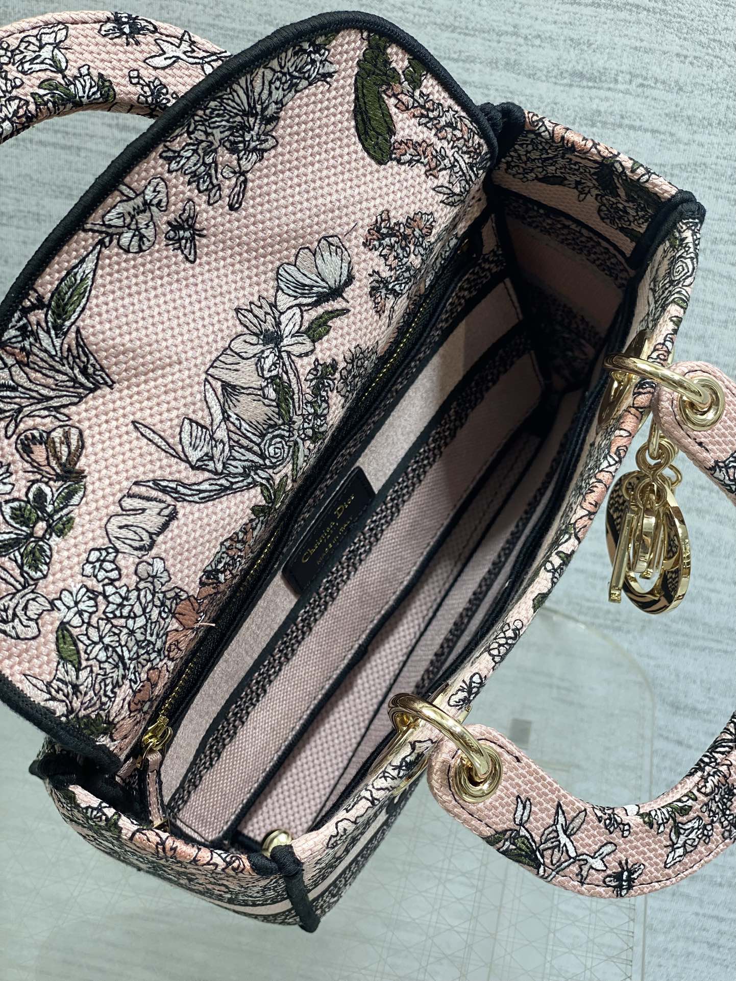 五格现货‼️ Lady最新夏季系列,简洁的拼色,精美绝伦的刺绣,让整个包非常亮眼,大容量的设计 ,凹造型