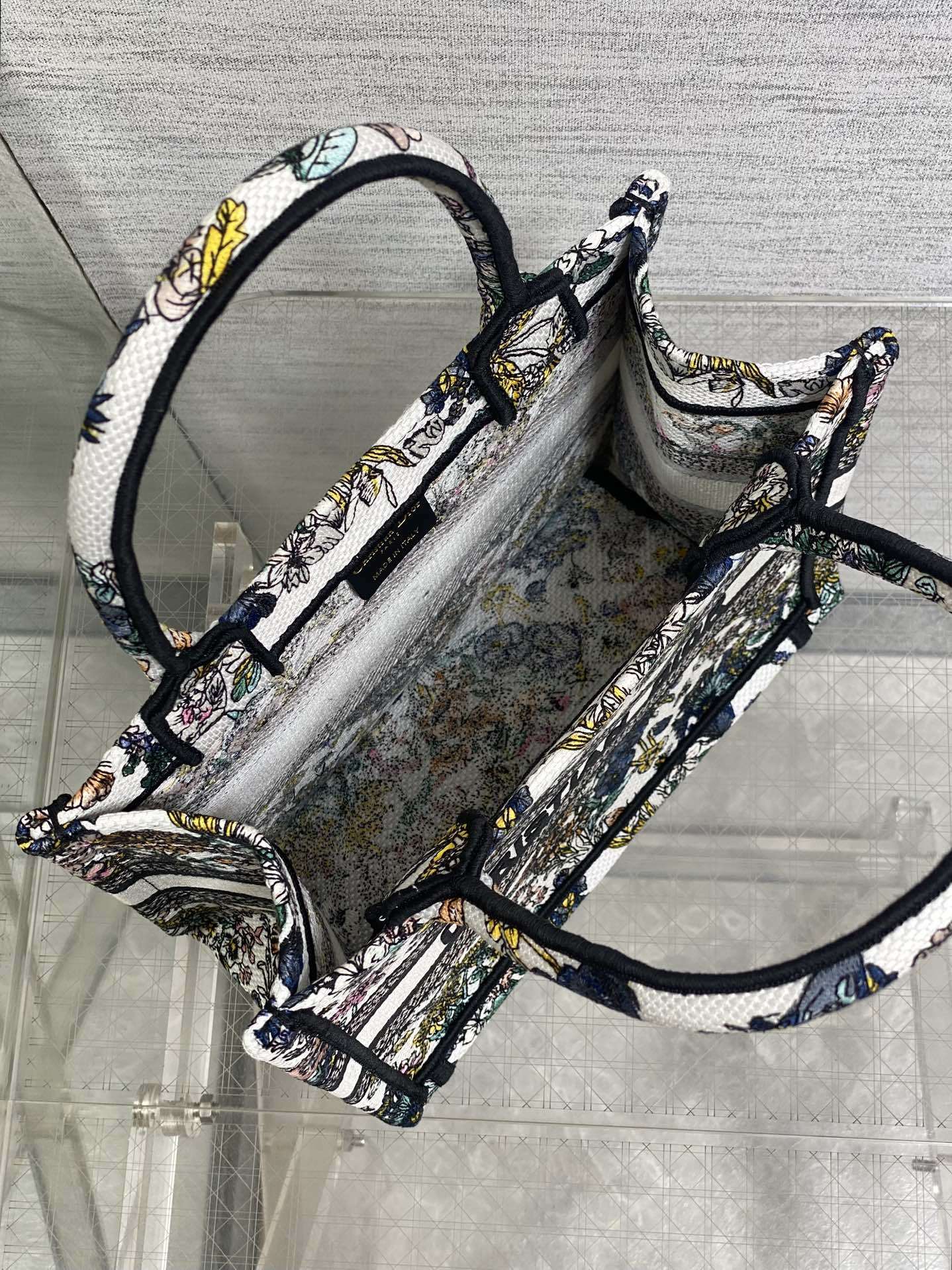 小号现货‼️Tote最新尺寸小号,被种草了这个包🌿,比原本的小号短一点,显得非常秀气😘,既保留了小包的精