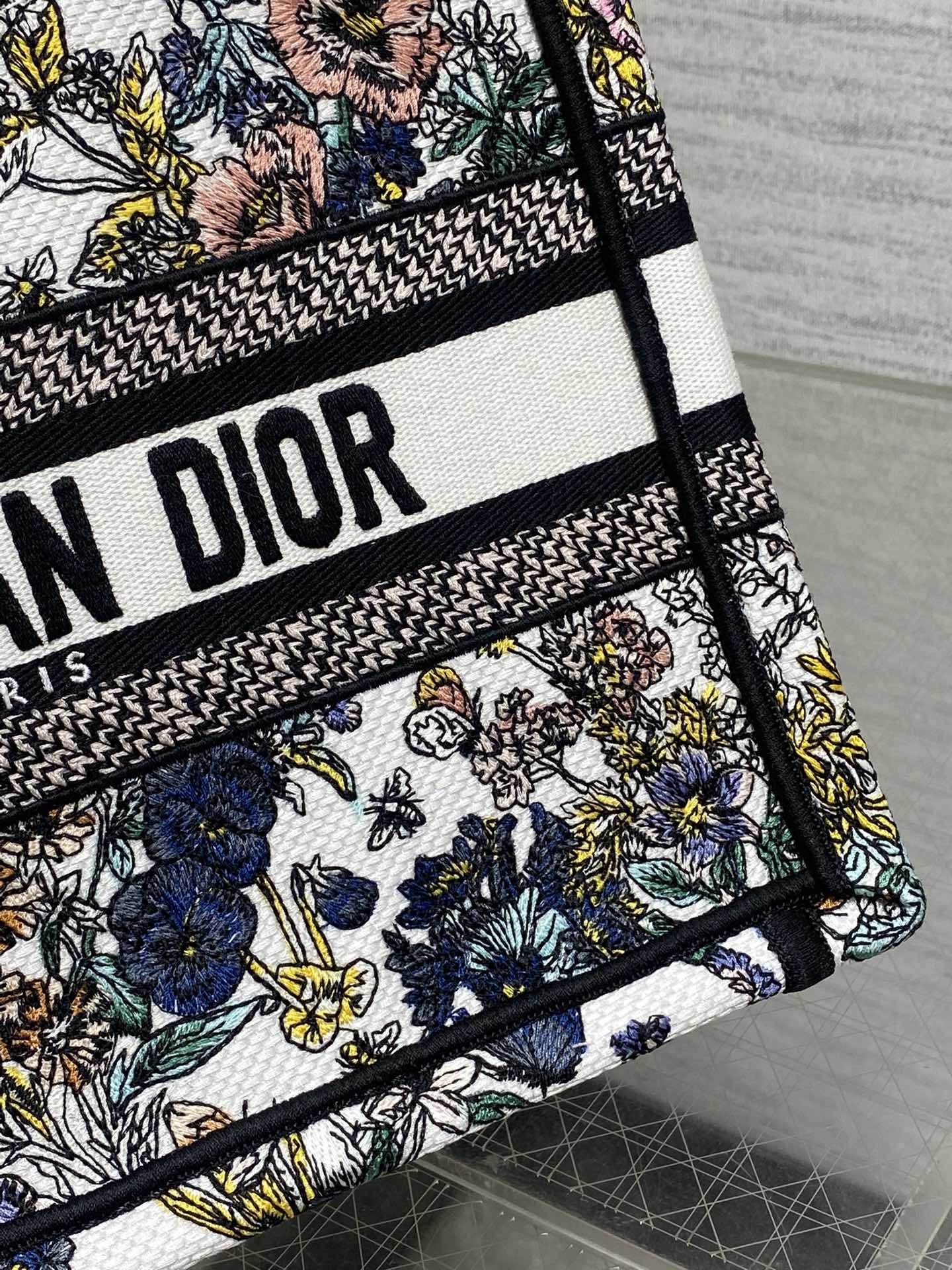 小号现货‼️Tote最新尺寸小号,被种草了这个包🌿,比原本的小号短一点,显得非常秀气😘,既保留了小包的精