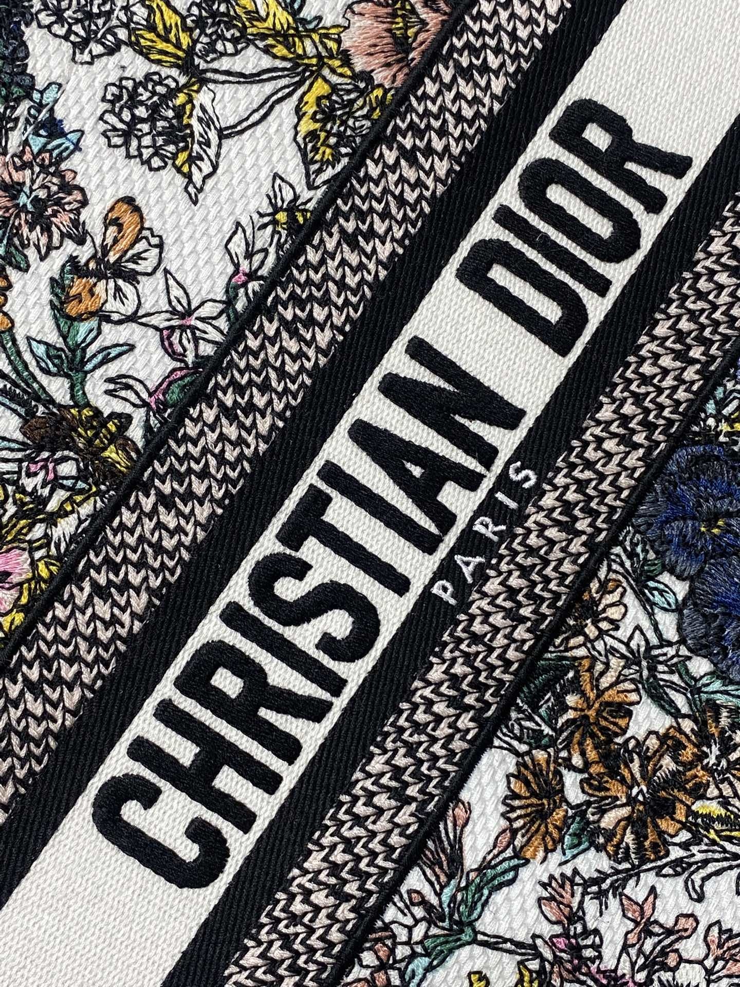 小号现货‼️Tote最新尺寸小号,被种草了这个包🌿,比原本的小号短一点,显得非常秀气😘,既保留了小包的精