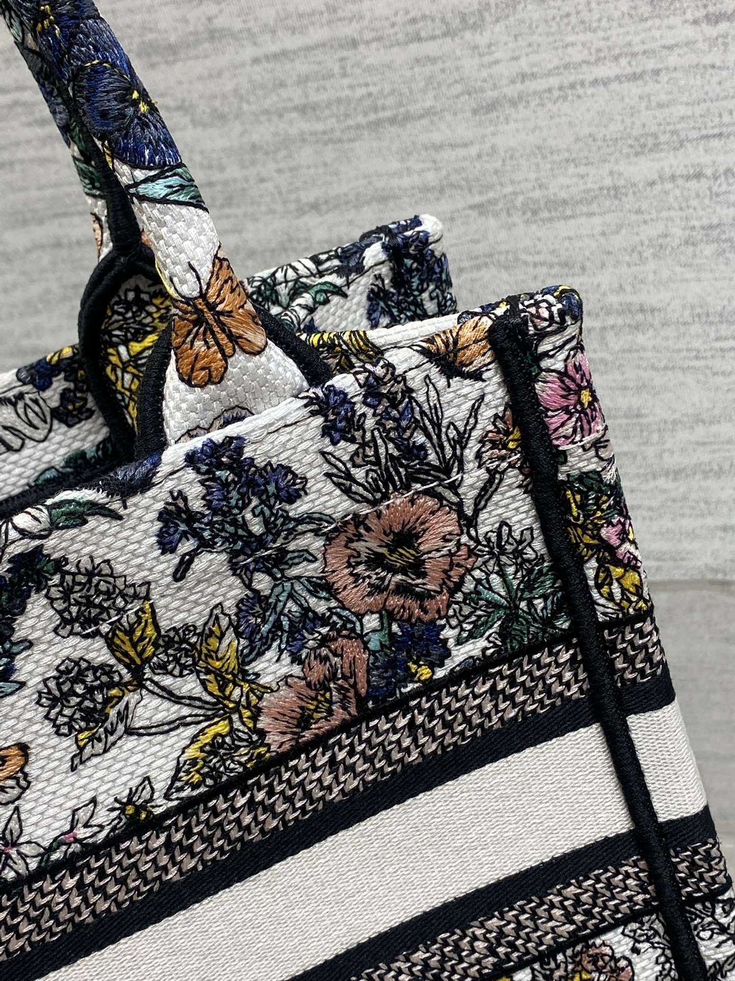 小号现货‼️Tote最新尺寸小号,被种草了这个包🌿,比原本的小号短一点,显得非常秀气😘,既保留了小包的精