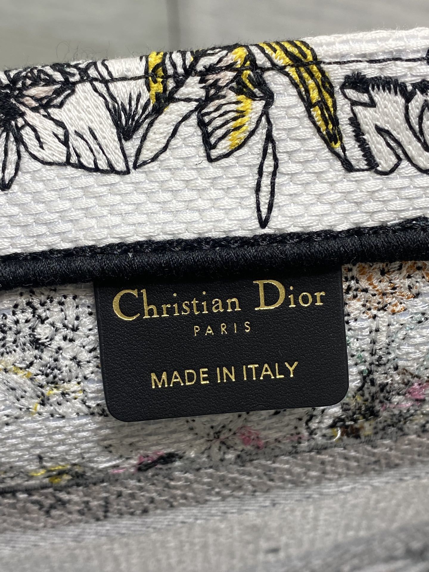 小号现货‼️Tote最新尺寸小号,被种草了这个包🌿,比原本的小号短一点,显得非常秀气😘,既保留了小包的精