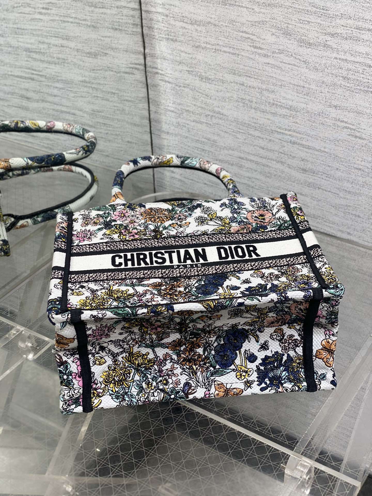 小号现货‼️Tote最新尺寸小号,被种草了这个包🌿,比原本的小号短一点,显得非常秀气😘,既保留了小包的精