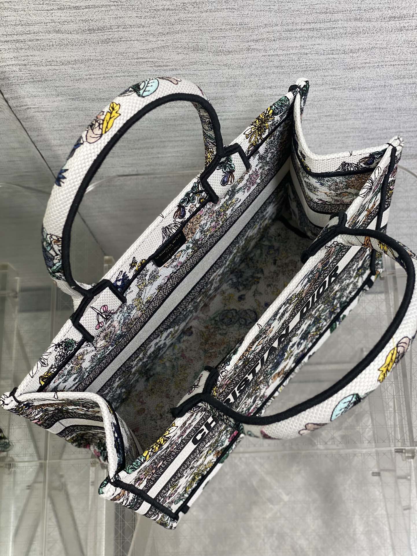 中号现货‼️ Tote最新春夏系列,百花园刺绣图案,夏日气息扑面而来,高级的拼色,标志性的字母,超大容量