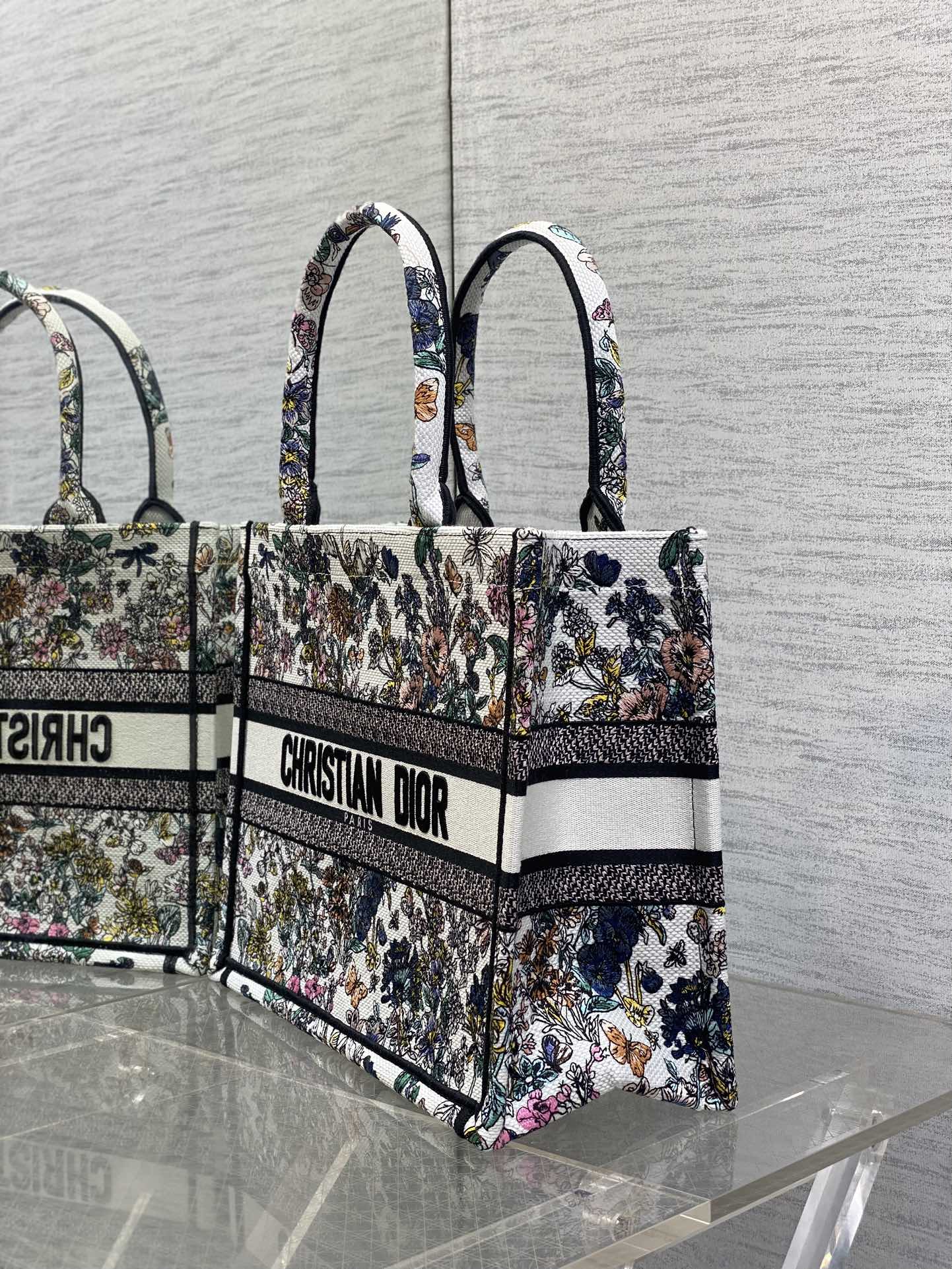 中号现货‼️ Tote最新春夏系列,百花园刺绣图案,夏日气息扑面而来,高级的拼色,标志性的字母,超大容量