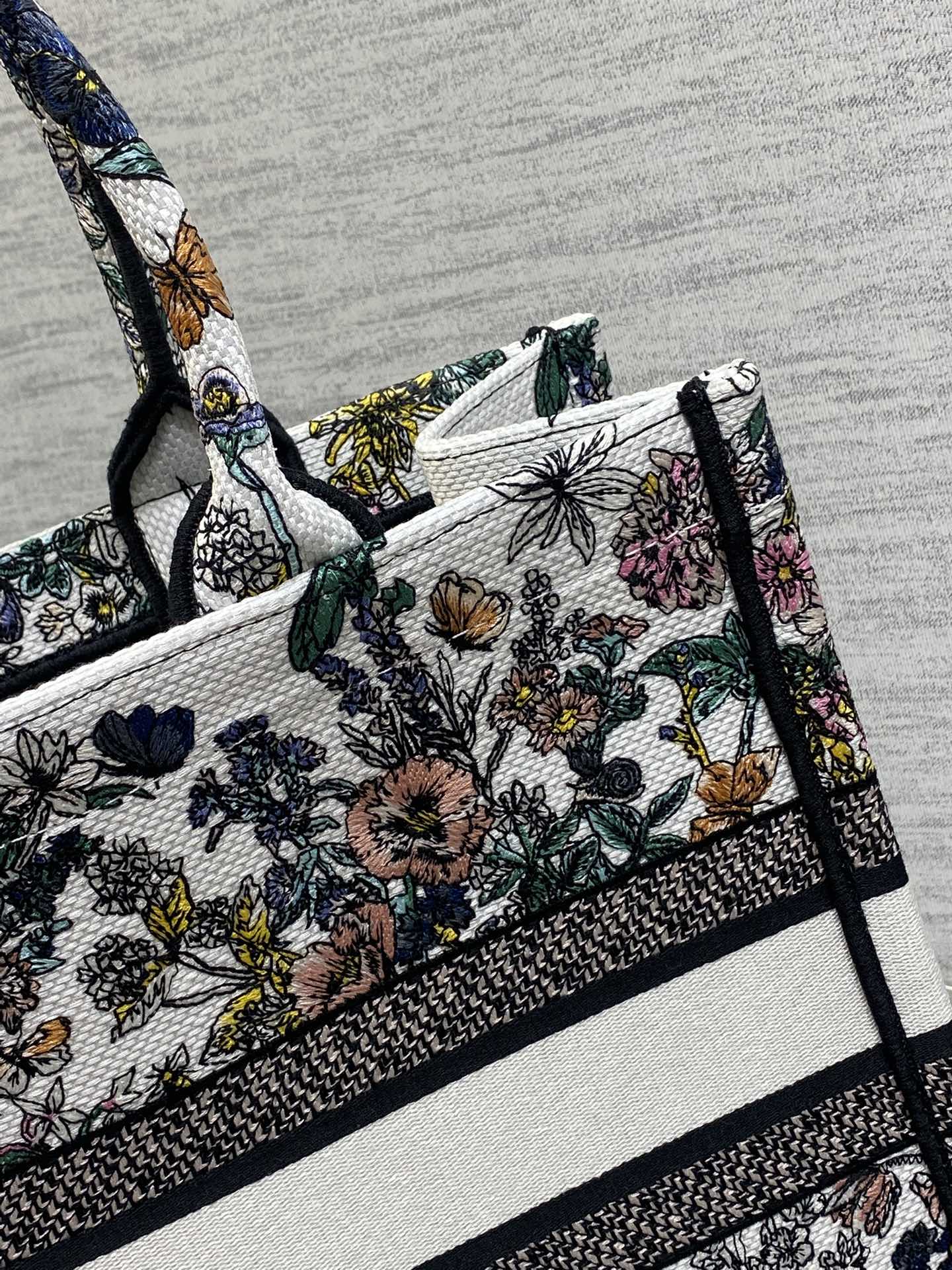 中号现货‼️ Tote最新春夏系列,百花园刺绣图案,夏日气息扑面而来,高级的拼色,标志性的字母,超大容量