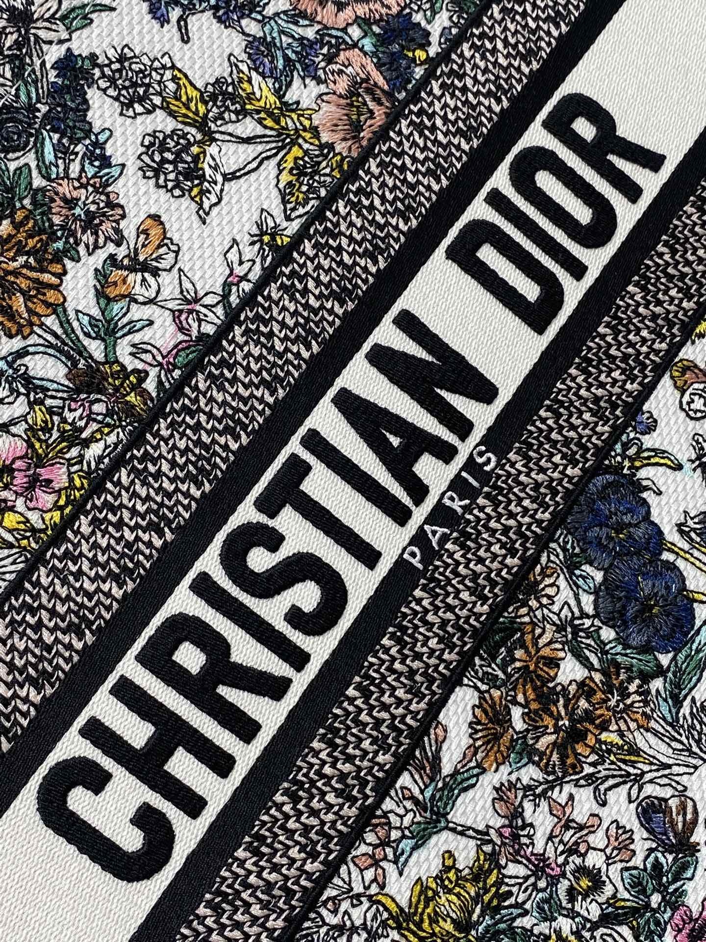 中号现货‼️ Tote最新春夏系列,百花园刺绣图案,夏日气息扑面而来,高级的拼色,标志性的字母,超大容量