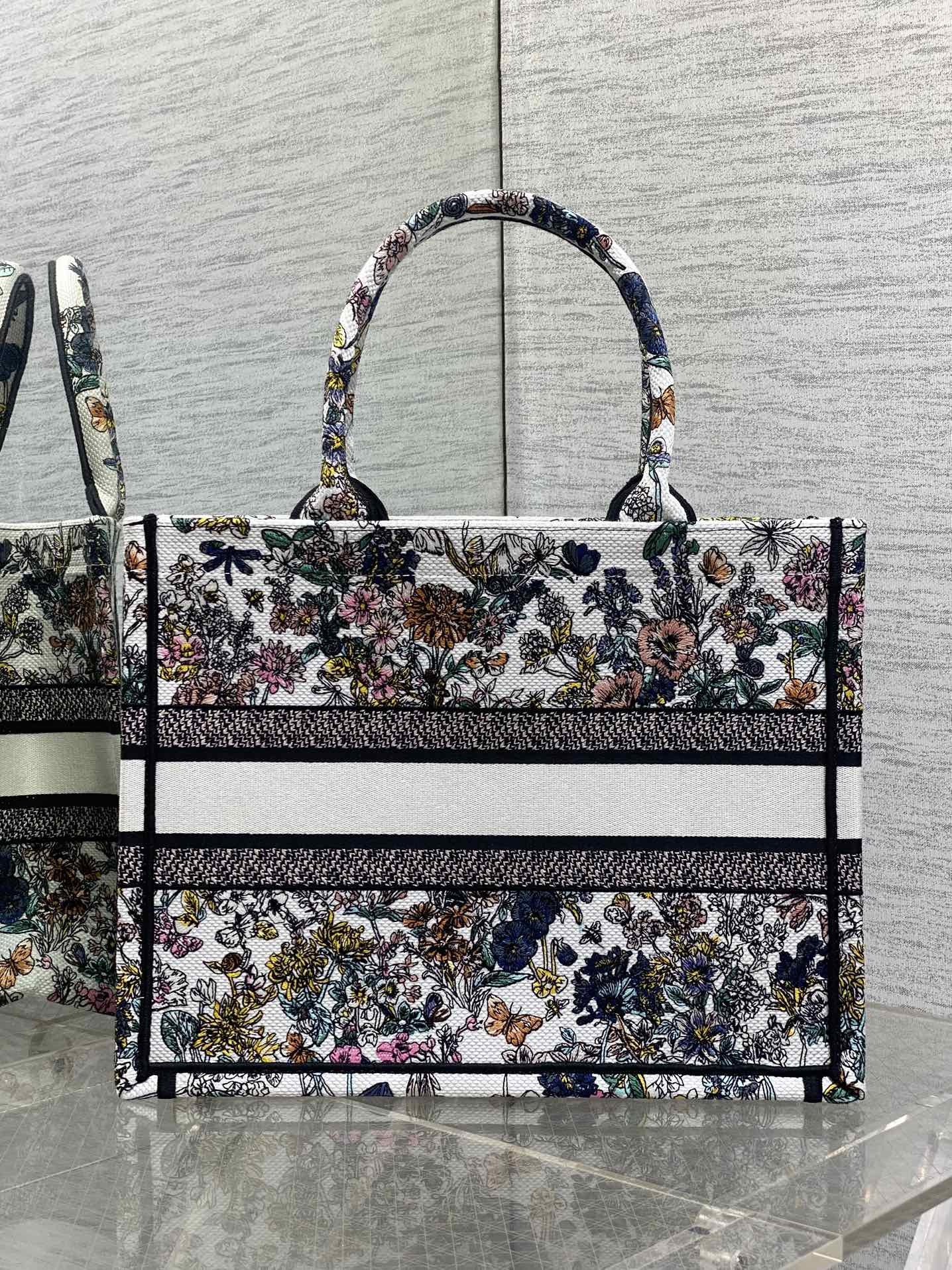 中号现货‼️ Tote最新春夏系列,百花园刺绣图案,夏日气息扑面而来,高级的拼色,标志性的字母,超大容量