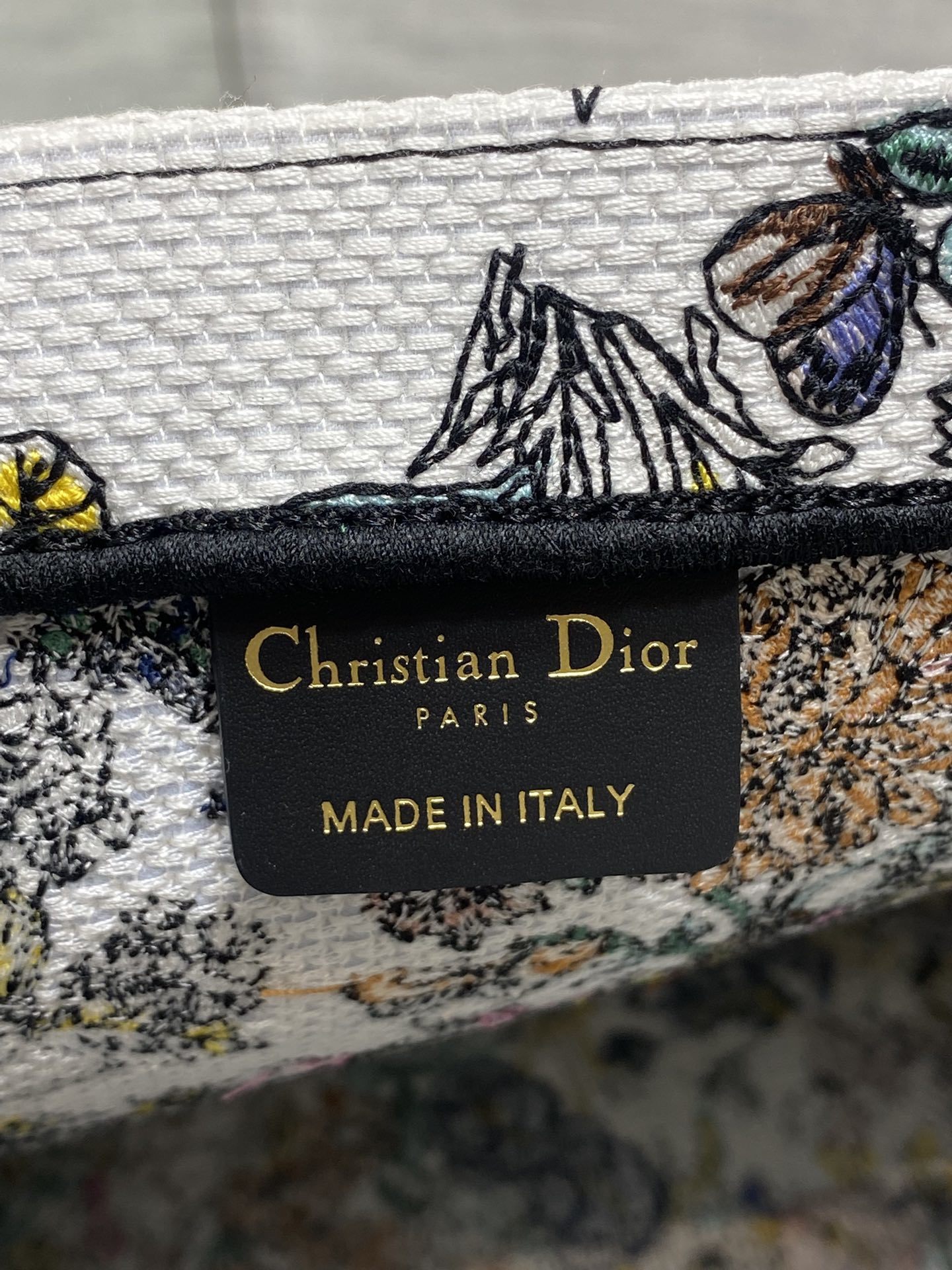 中号现货‼️ Tote最新春夏系列,百花园刺绣图案,夏日气息扑面而来,高级的拼色,标志性的字母,超大容量