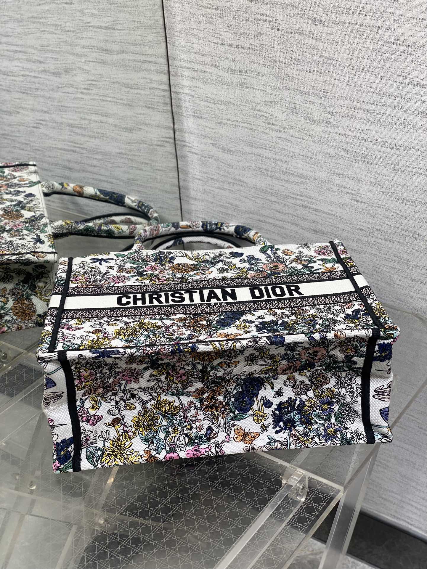 中号现货‼️ Tote最新春夏系列,百花园刺绣图案,夏日气息扑面而来,高级的拼色,标志性的字母,超大容量