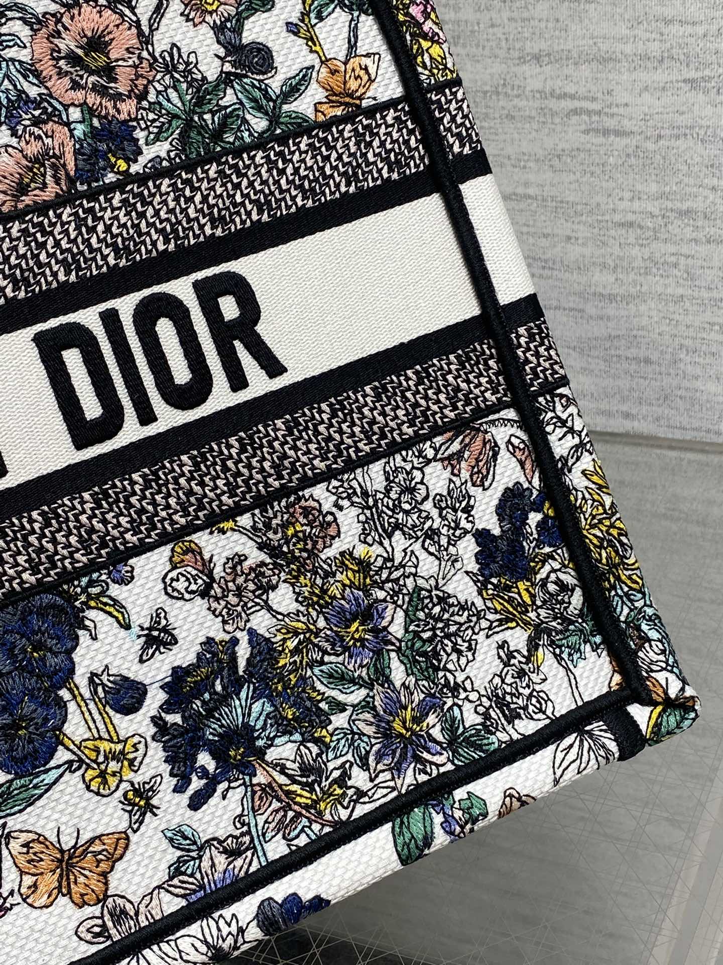 中号现货‼️ Tote最新春夏系列,百花园刺绣图案,夏日气息扑面而来,高级的拼色,标志性的字母,超大容量