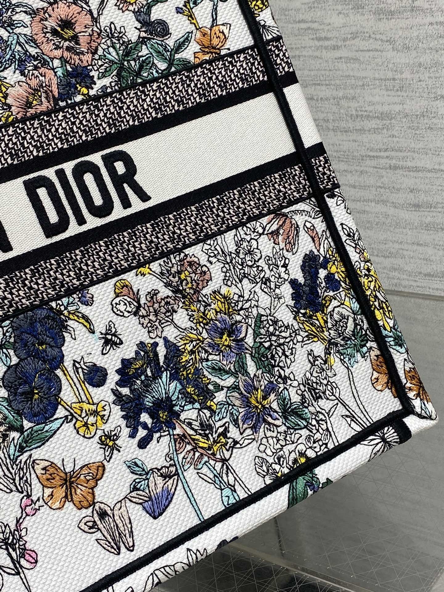 大号现货‼️ Tote最新春夏系列,百花园刺绣图案,夏日气息扑面而来,高级的拼色,标志性的字母,超大容量