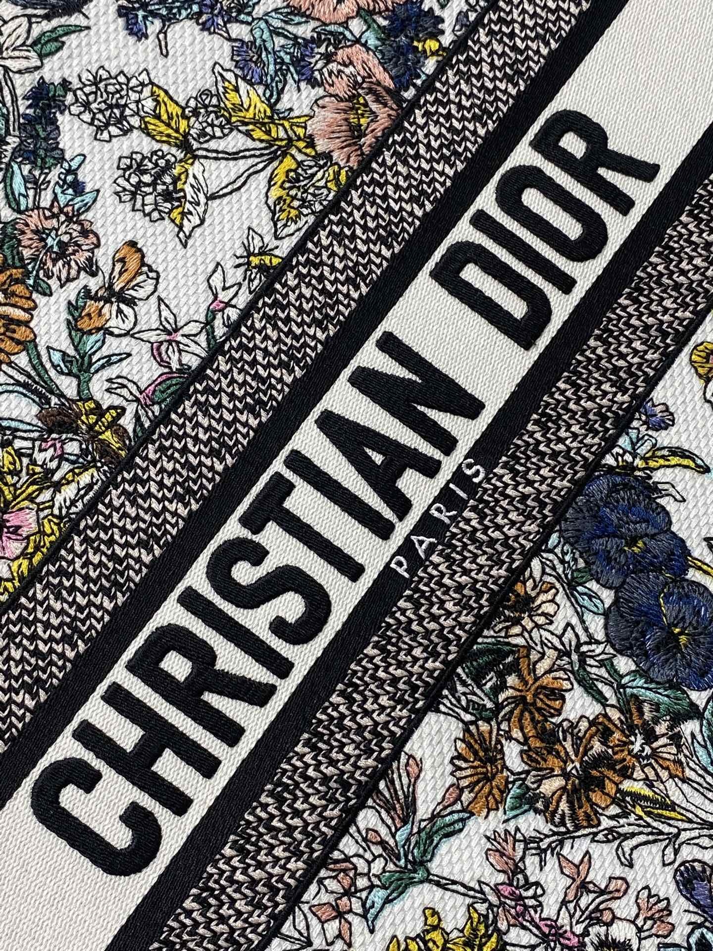 大号现货‼️ Tote最新春夏系列,百花园刺绣图案,夏日气息扑面而来,高级的拼色,标志性的字母,超大容量