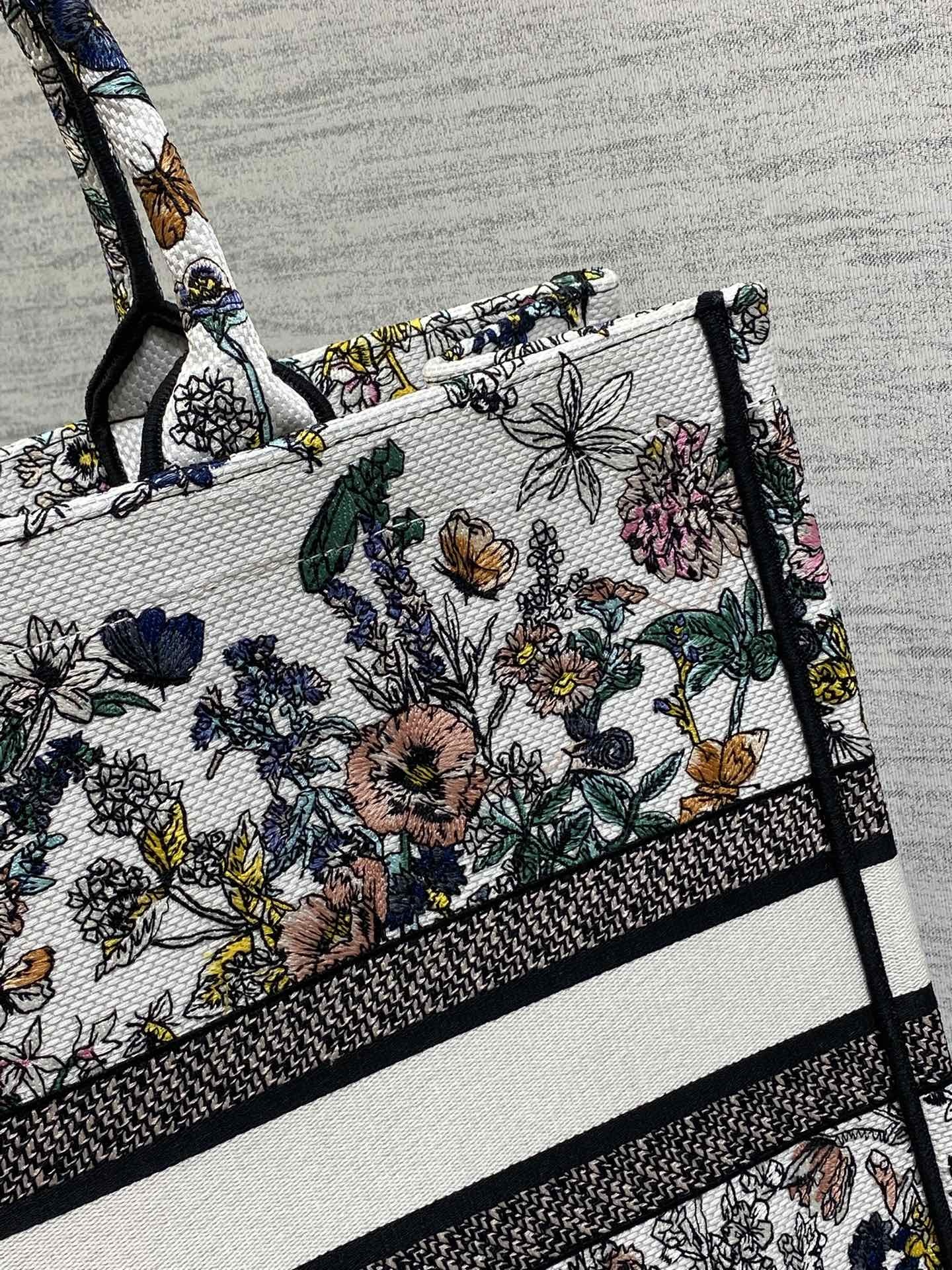 大号现货‼️ Tote最新春夏系列,百花园刺绣图案,夏日气息扑面而来,高级的拼色,标志性的字母,超大容量
