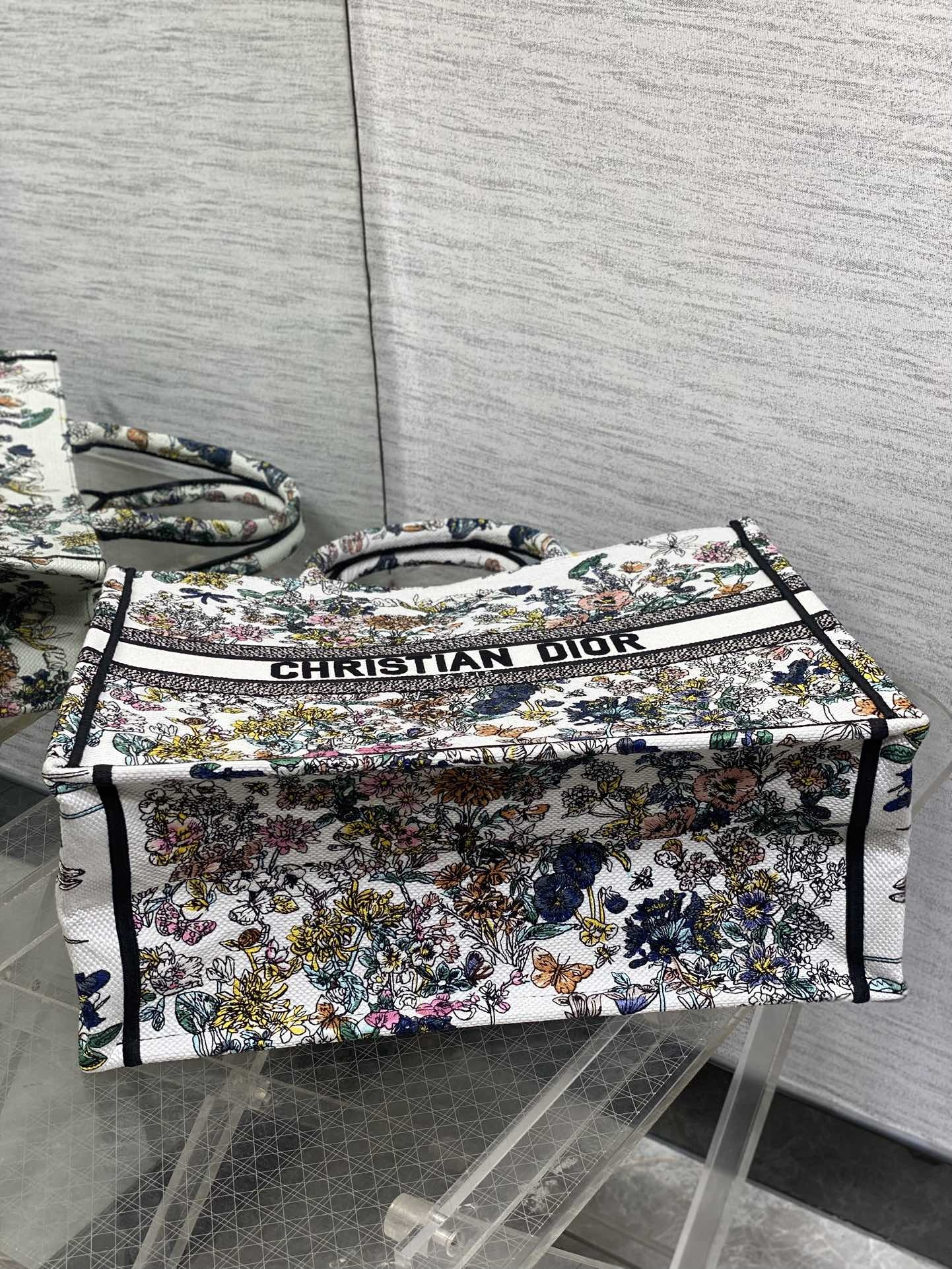 大号现货‼️ Tote最新春夏系列,百花园刺绣图案,夏日气息扑面而来,高级的拼色,标志性的字母,超大容量