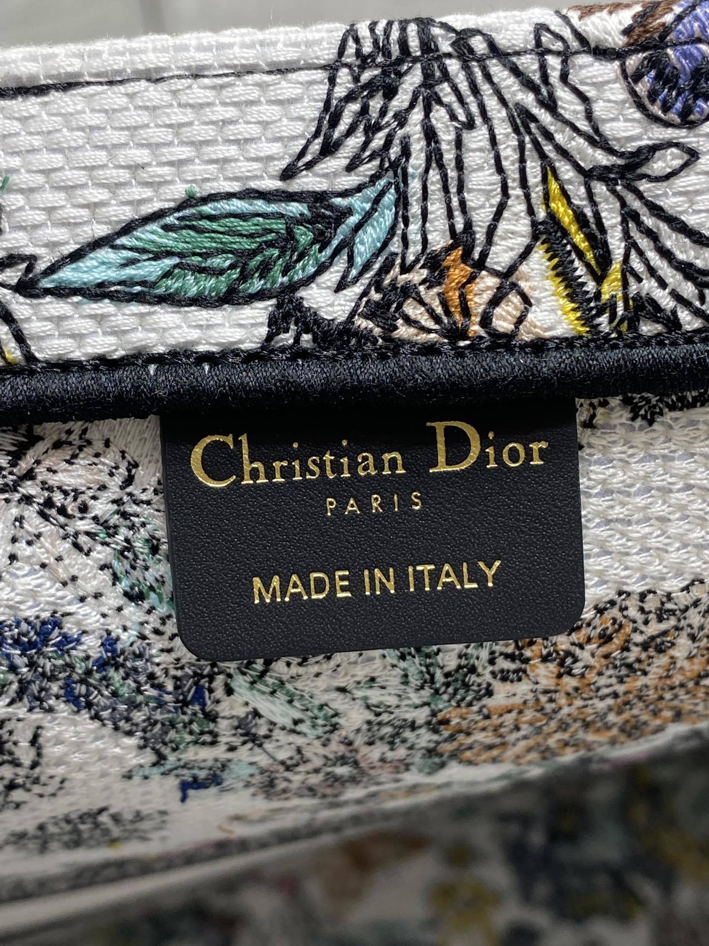 大号现货‼️ Tote最新春夏系列,百花园刺绣图案,夏日气息扑面而来,高级的拼色,标志性的字母,超大容量