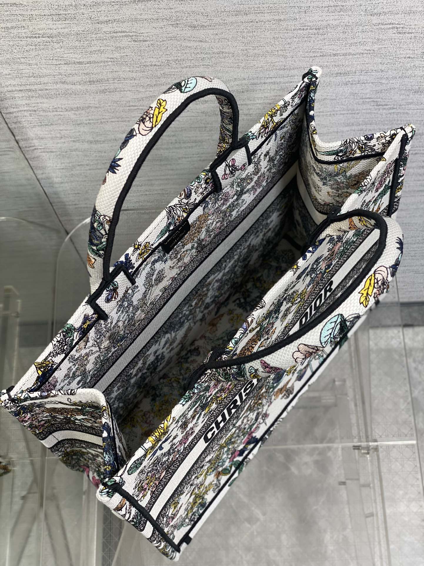 大号现货‼️ Tote最新春夏系列,百花园刺绣图案,夏日气息扑面而来,高级的拼色,标志性的字母,超大容量