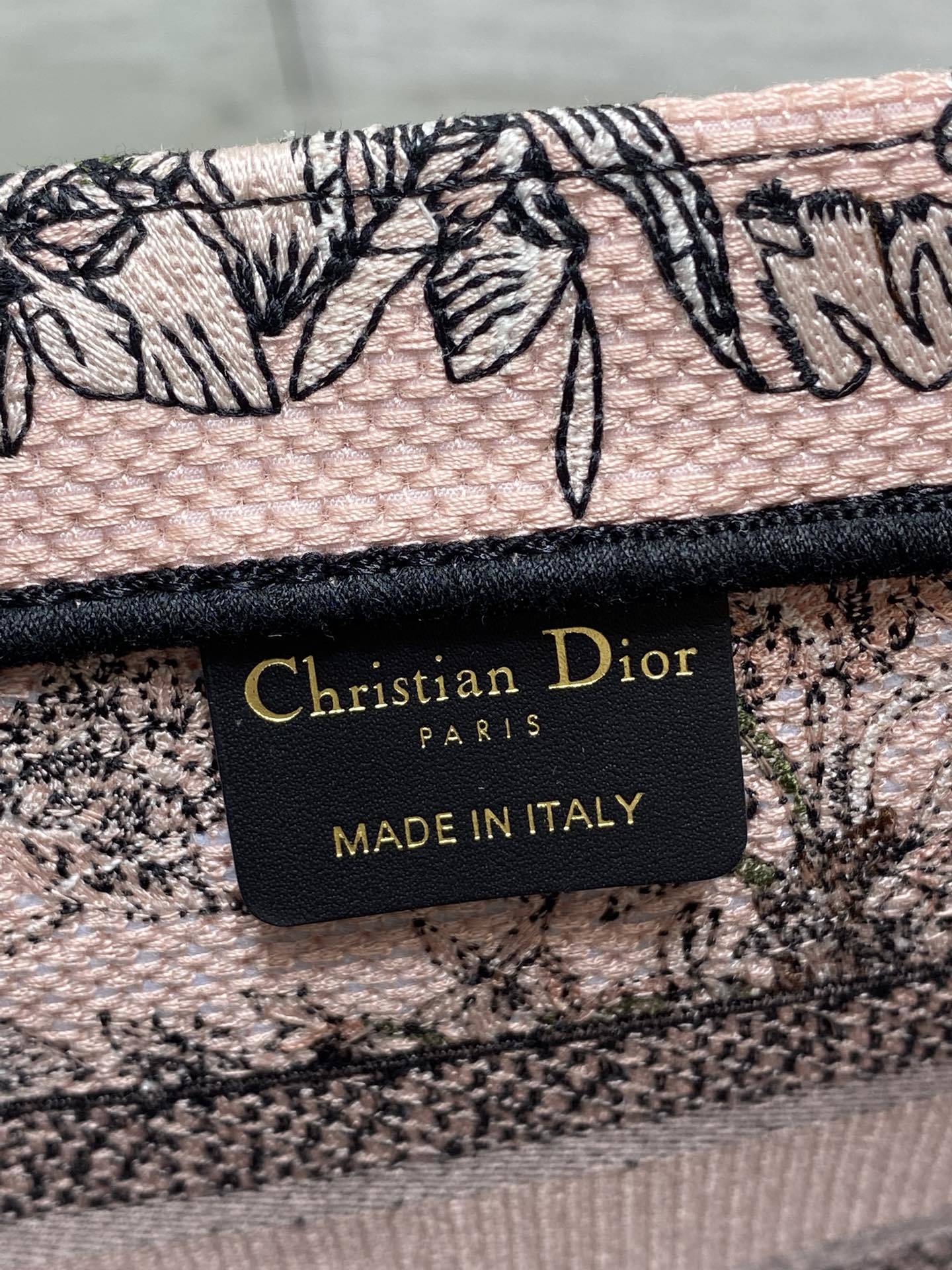 小号现货‼️Tote最新尺寸小号,被种草了这个包🌿,比原本的小号短一点,显得非常秀气😘,既保留了小包的精