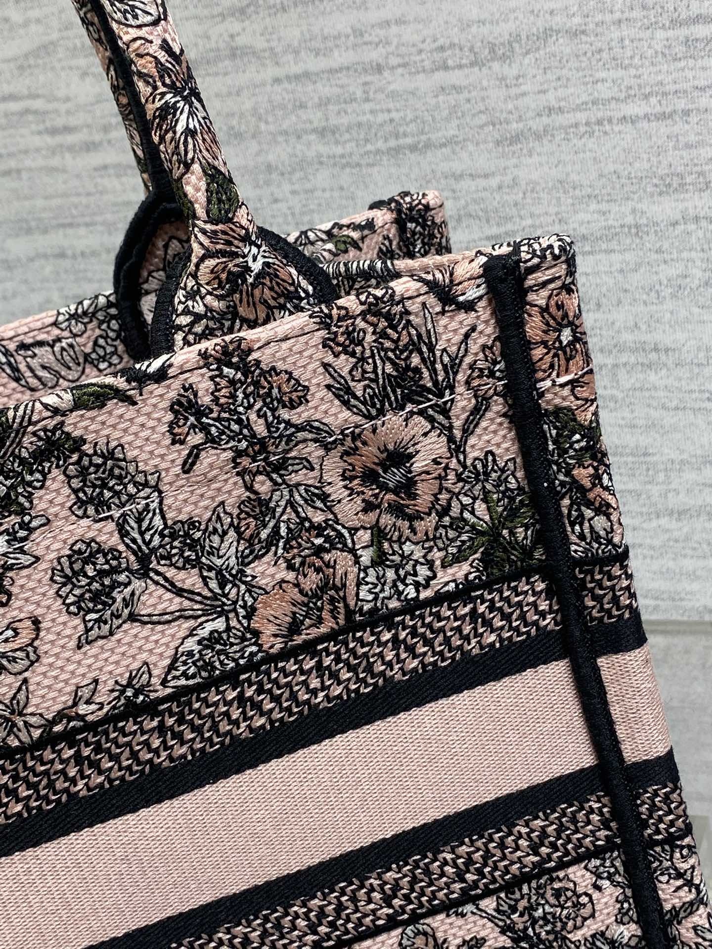 小号现货‼️Tote最新尺寸小号,被种草了这个包🌿,比原本的小号短一点,显得非常秀气😘,既保留了小包的精