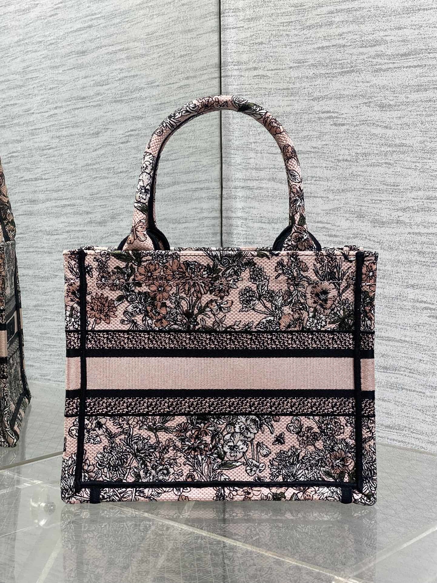 小号现货‼️Tote最新尺寸小号,被种草了这个包🌿,比原本的小号短一点,显得非常秀气😘,既保留了小包的精