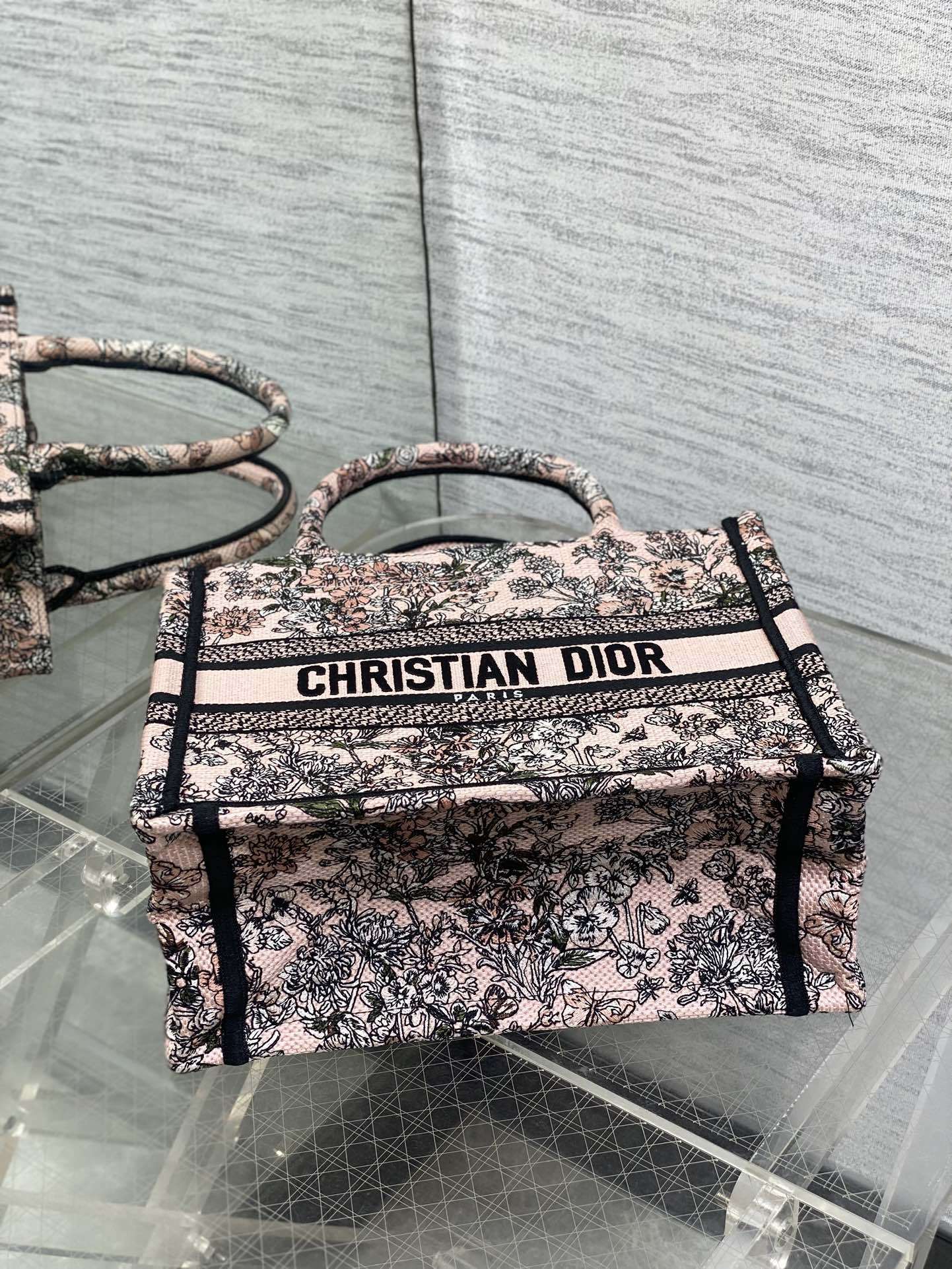 小号现货‼️Tote最新尺寸小号,被种草了这个包🌿,比原本的小号短一点,显得非常秀气😘,既保留了小包的精