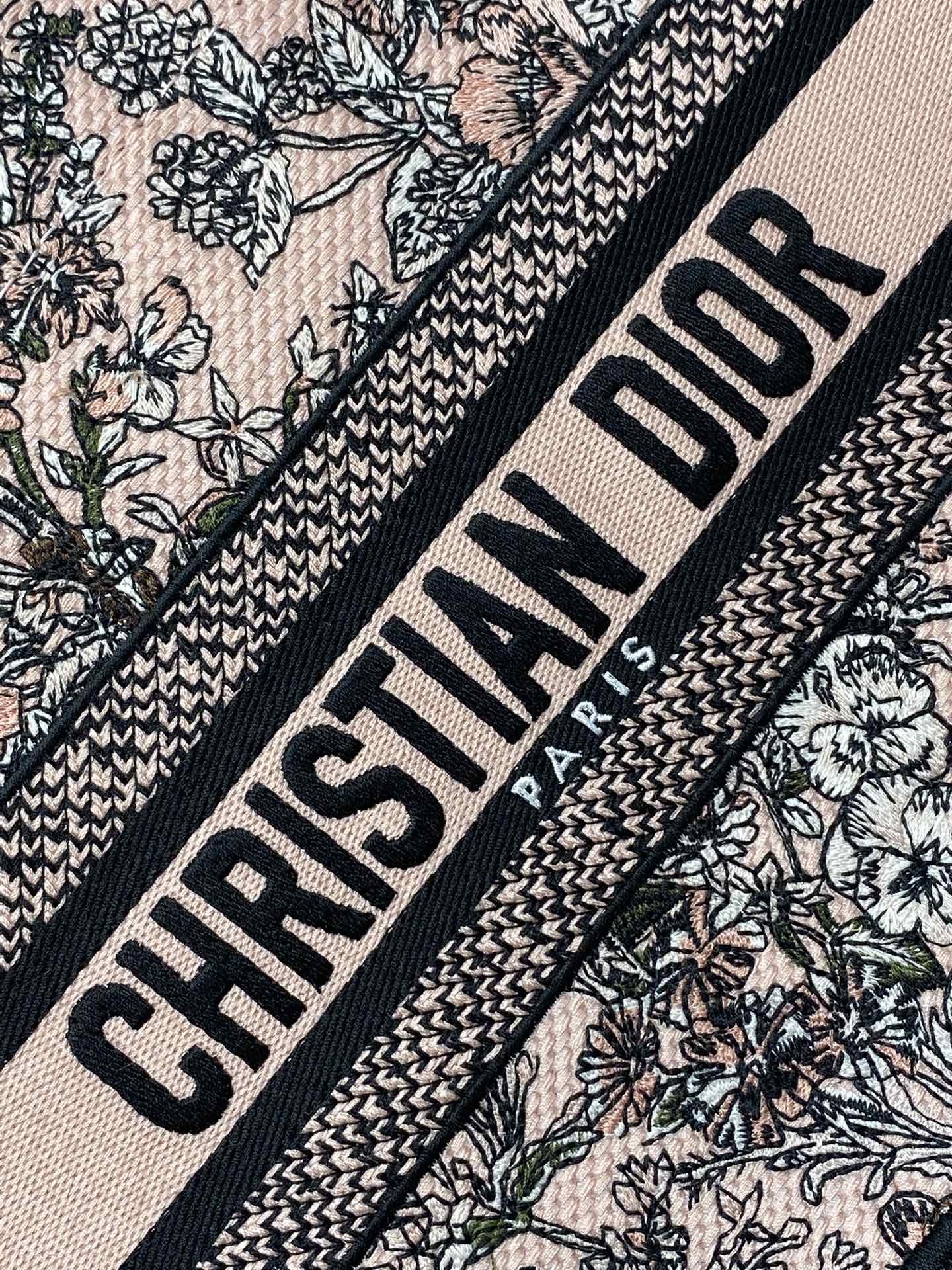 小号现货‼️Tote最新尺寸小号,被种草了这个包🌿,比原本的小号短一点,显得非常秀气😘,既保留了小包的精