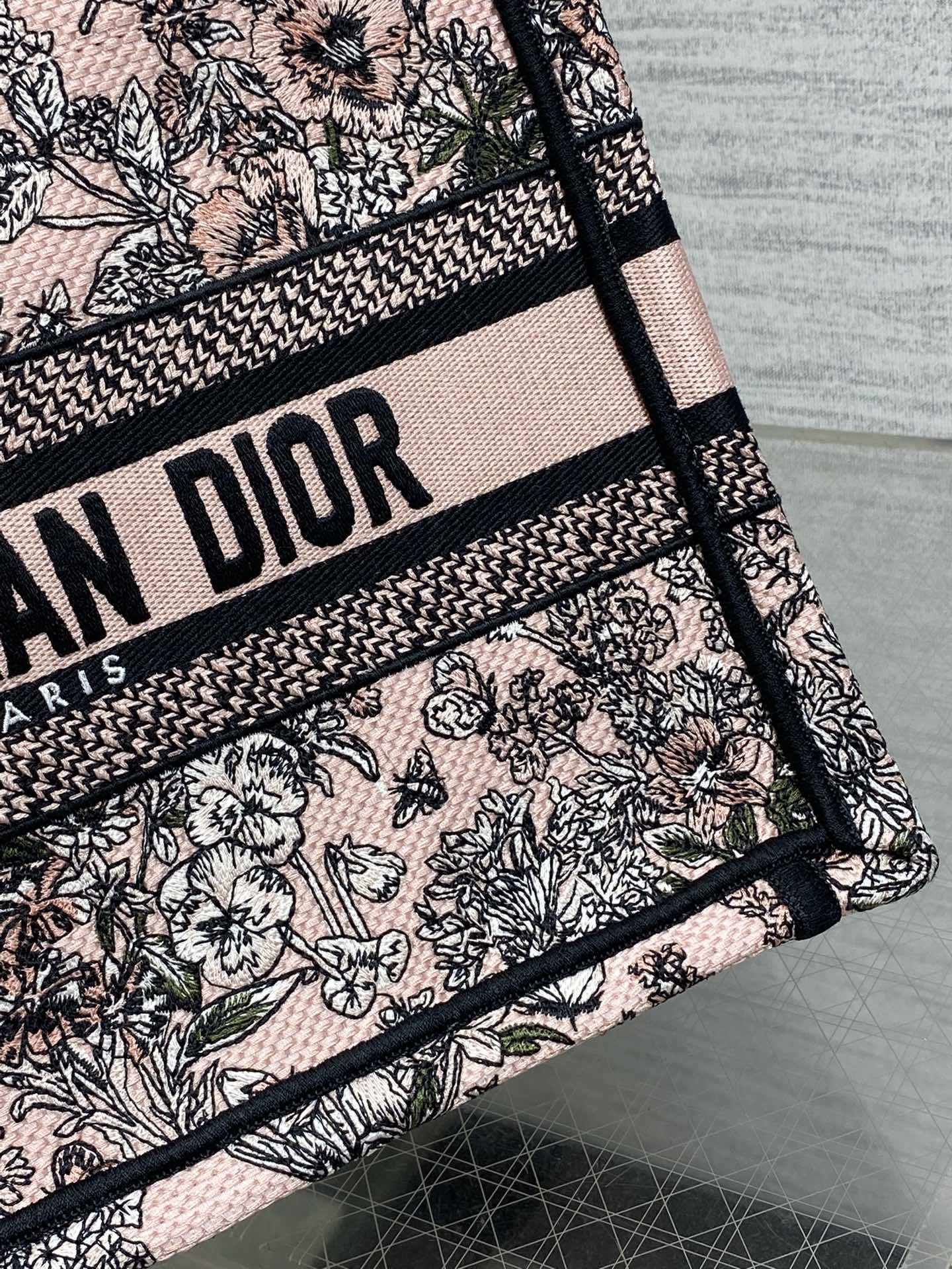 小号现货‼️Tote最新尺寸小号,被种草了这个包🌿,比原本的小号短一点,显得非常秀气😘,既保留了小包的精