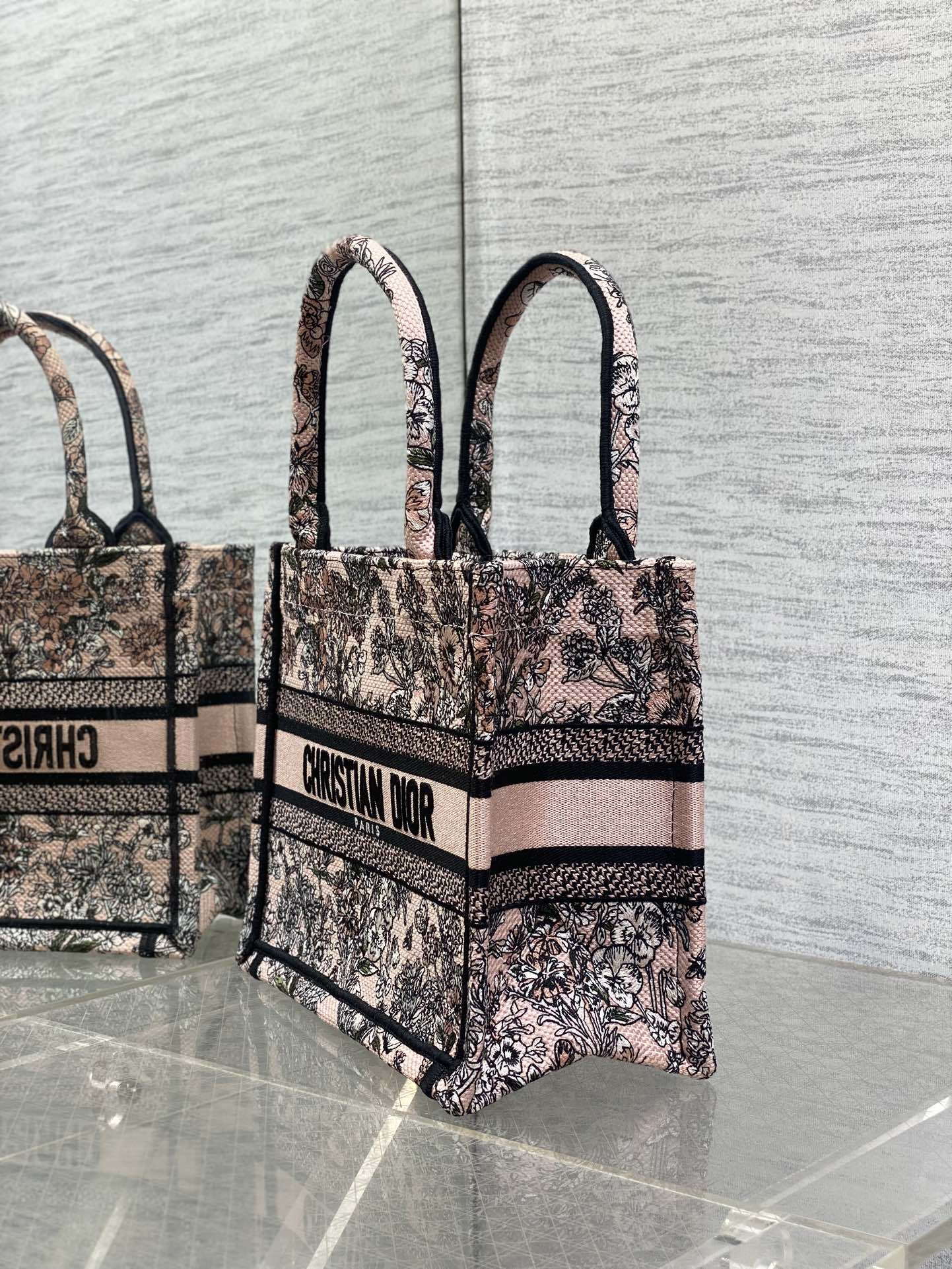 小号现货‼️Tote最新尺寸小号,被种草了这个包🌿,比原本的小号短一点,显得非常秀气😘,既保留了小包的精