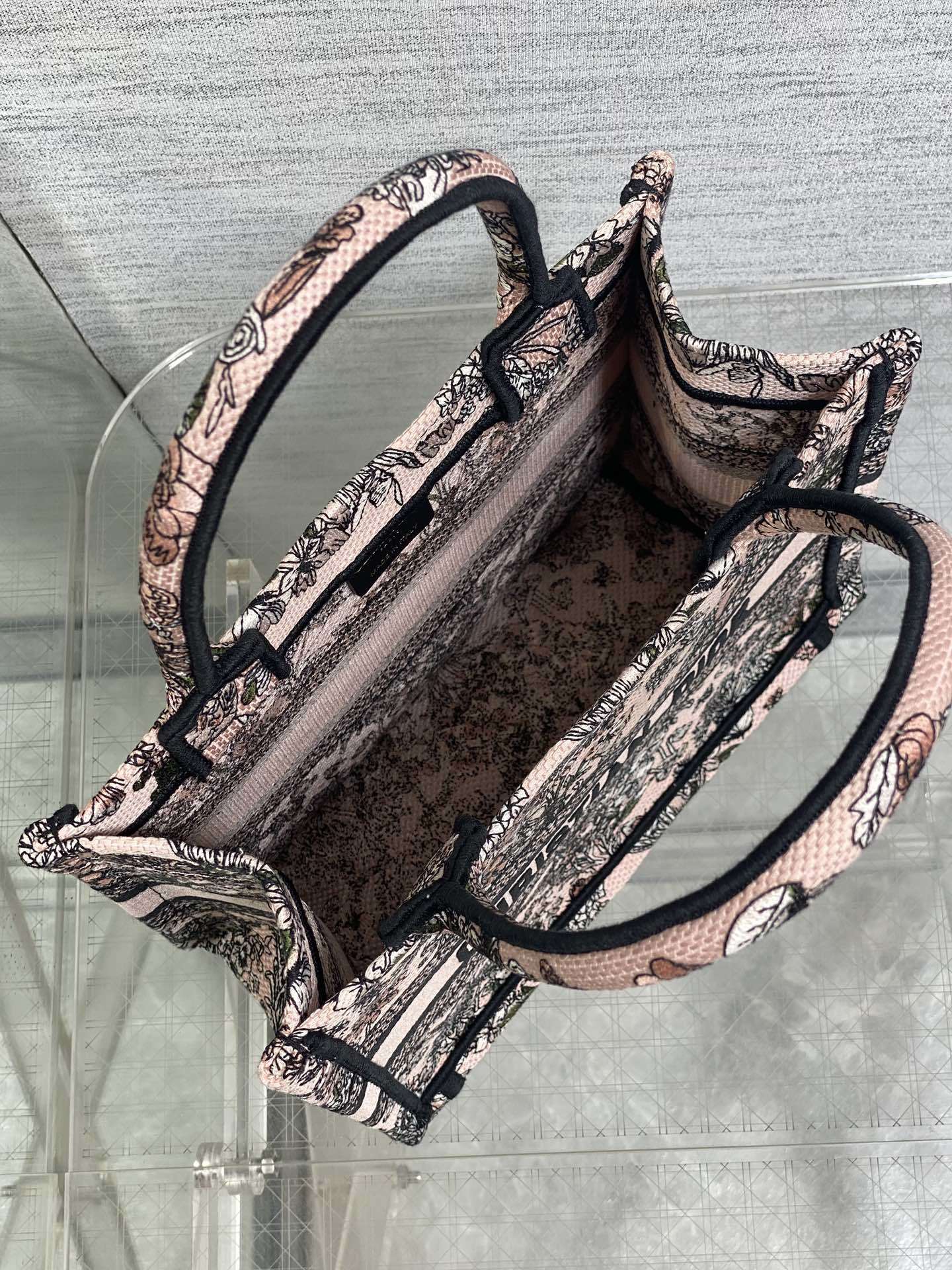 小号现货‼️Tote最新尺寸小号,被种草了这个包🌿,比原本的小号短一点,显得非常秀气😘,既保留了小包的精