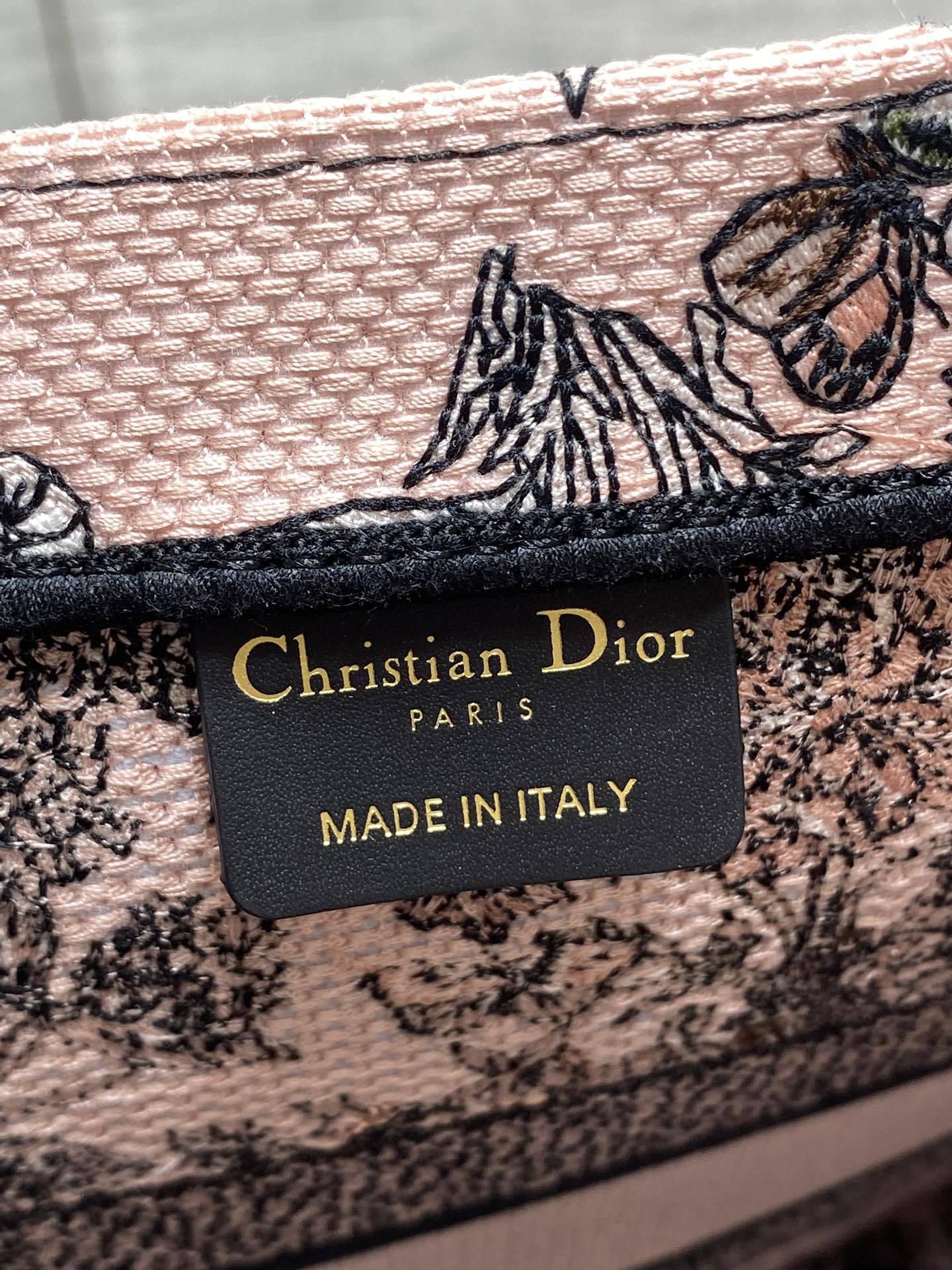 中号现货‼️ Tote最新春夏系列,百花园刺绣图案,夏日气息扑面而来,高级的拼色,标志性的字母,超大容量