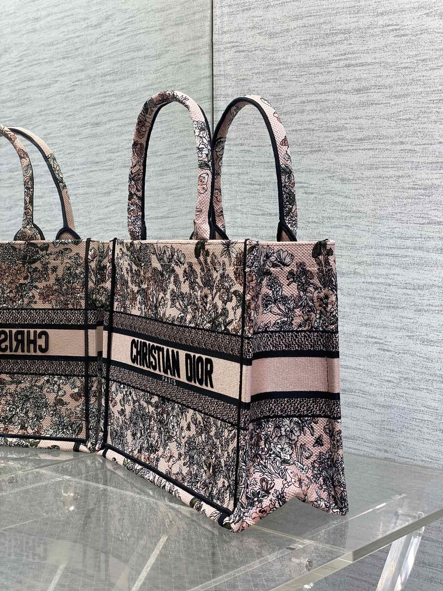 中号现货‼️ Tote最新春夏系列,百花园刺绣图案,夏日气息扑面而来,高级的拼色,标志性的字母,超大容量