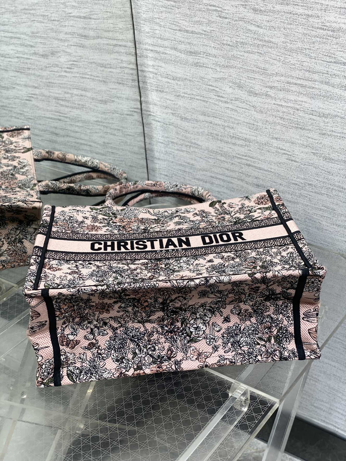 中号现货‼️ Tote最新春夏系列,百花园刺绣图案,夏日气息扑面而来,高级的拼色,标志性的字母,超大容量