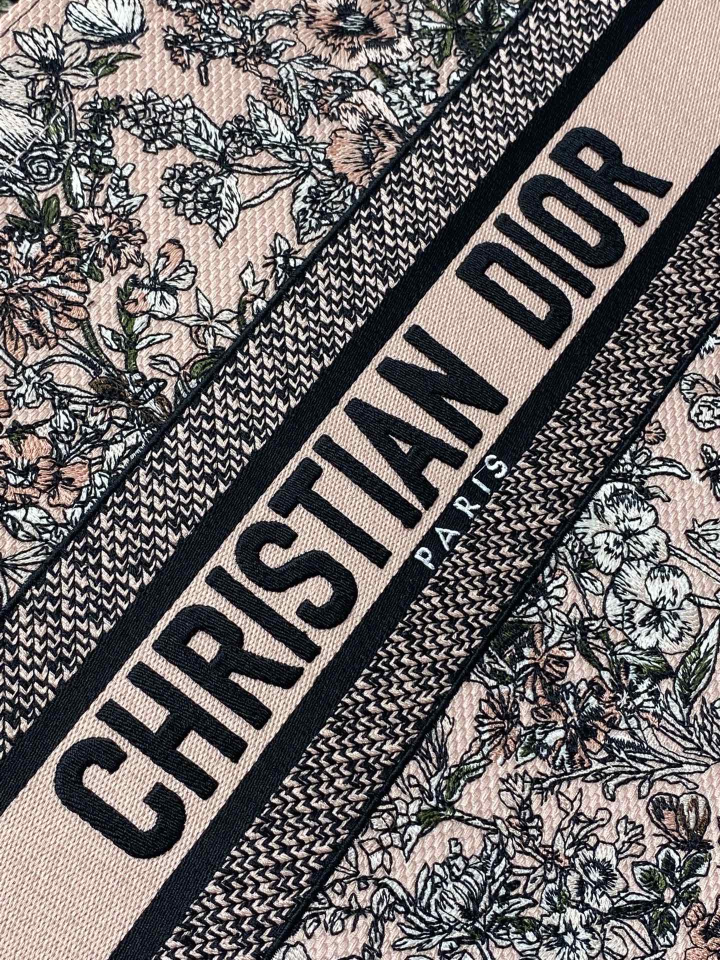 中号现货‼️ Tote最新春夏系列,百花园刺绣图案,夏日气息扑面而来,高级的拼色,标志性的字母,超大容量