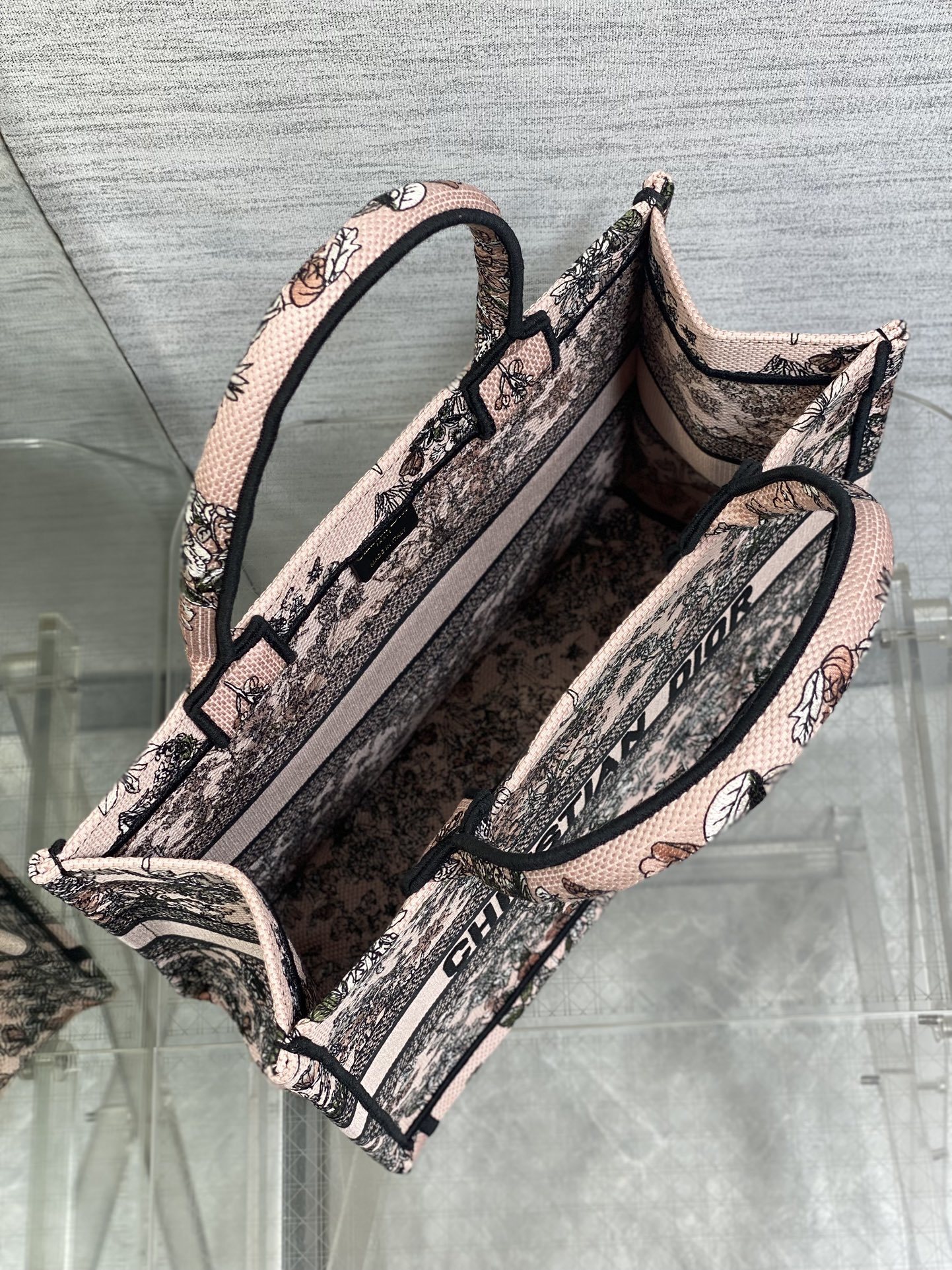 中号现货‼️ Tote最新春夏系列,百花园刺绣图案,夏日气息扑面而来,高级的拼色,标志性的字母,超大容量