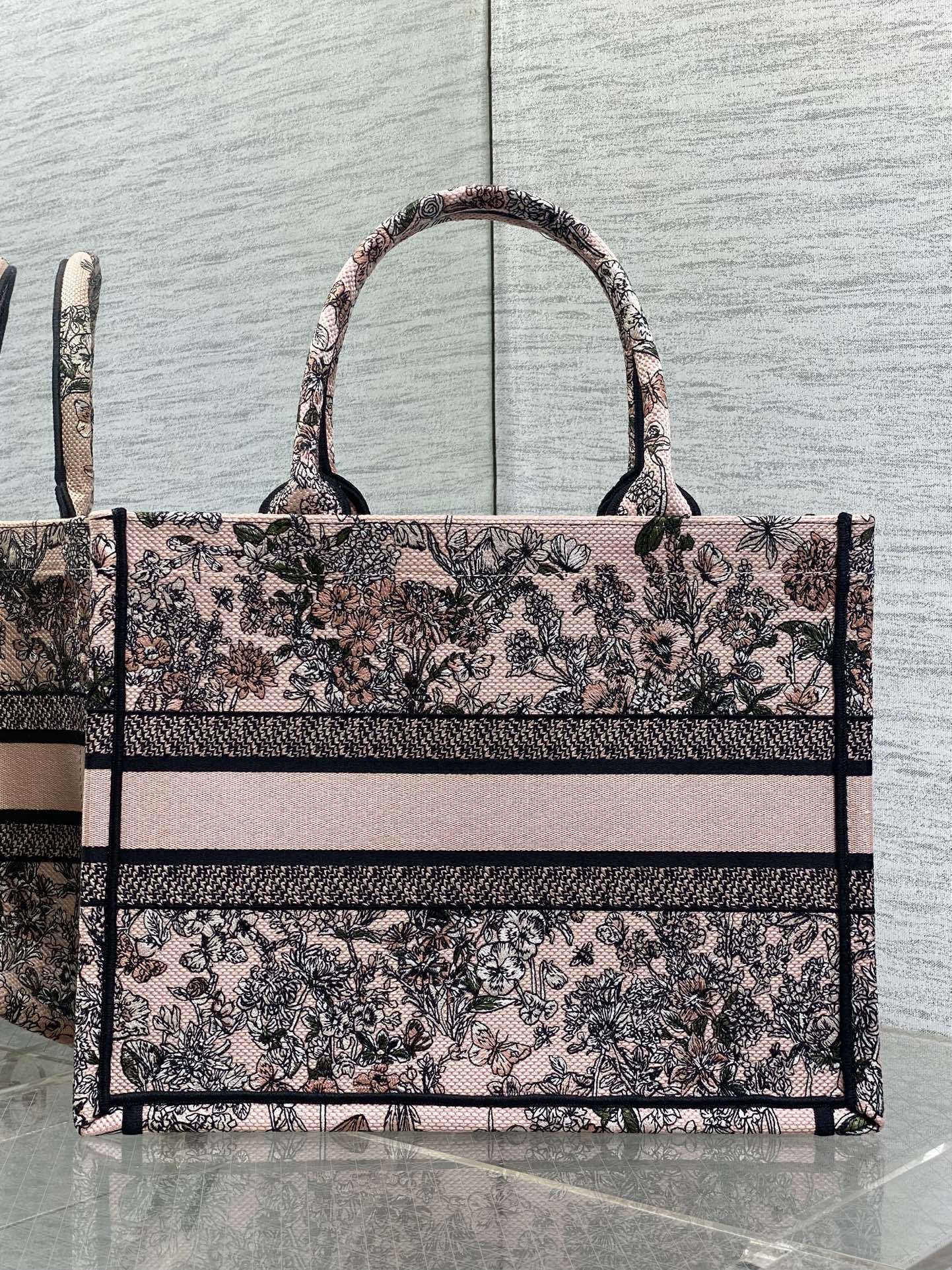 中号现货‼️ Tote最新春夏系列,百花园刺绣图案,夏日气息扑面而来,高级的拼色,标志性的字母,超大容量