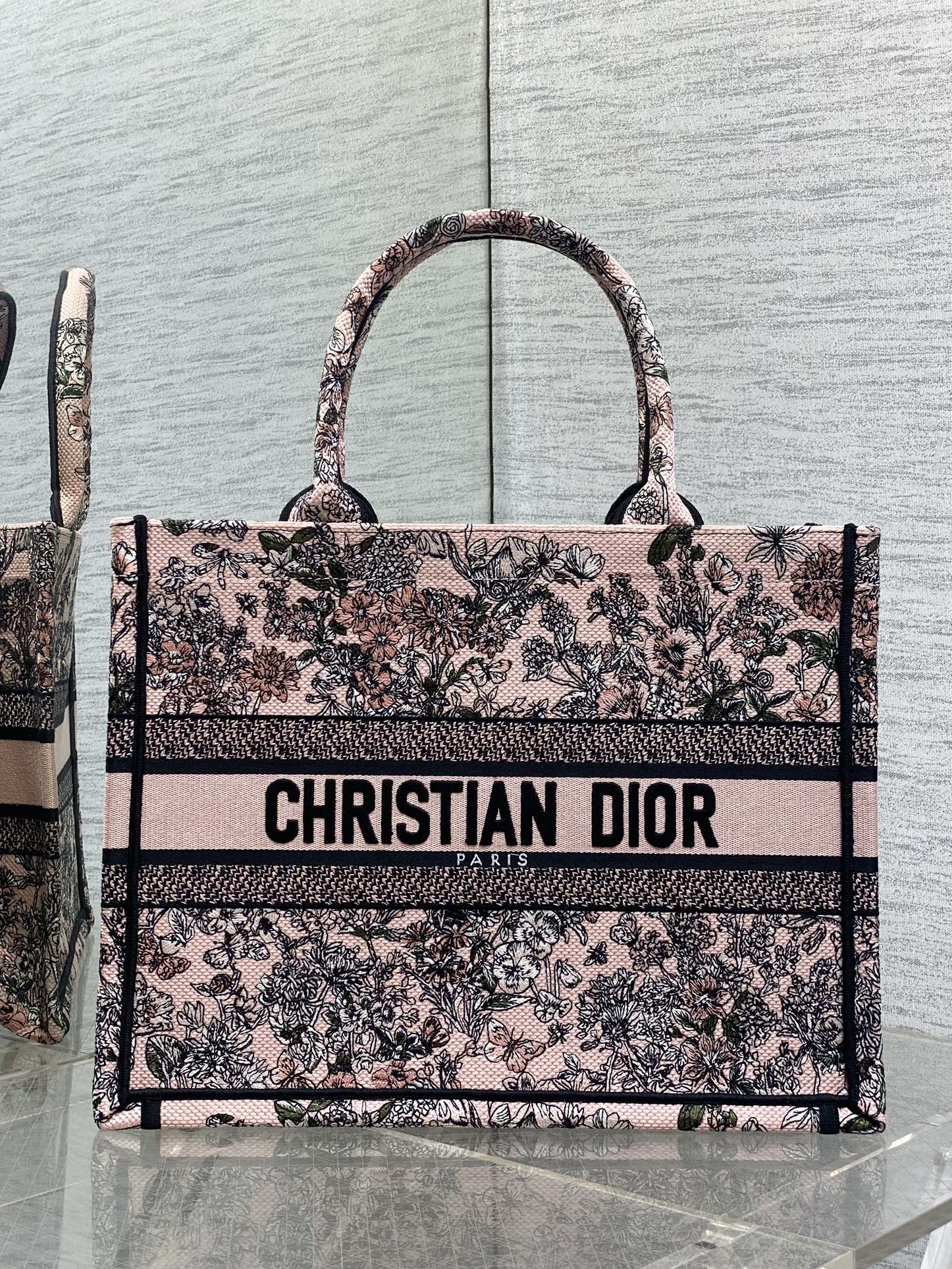 中号现货‼️ Tote最新春夏系列，百花园刺绣图案，夏日气息扑面而来，高级的拼色，标志性的字母，超大容量