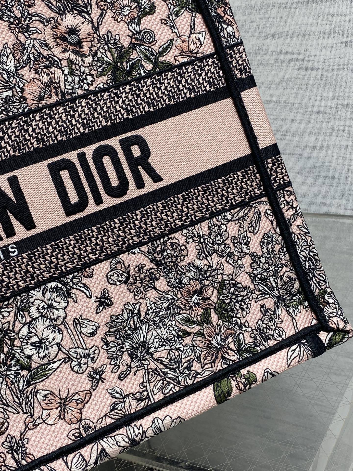 中号现货‼️ Tote最新春夏系列,百花园刺绣图案,夏日气息扑面而来,高级的拼色,标志性的字母,超大容量