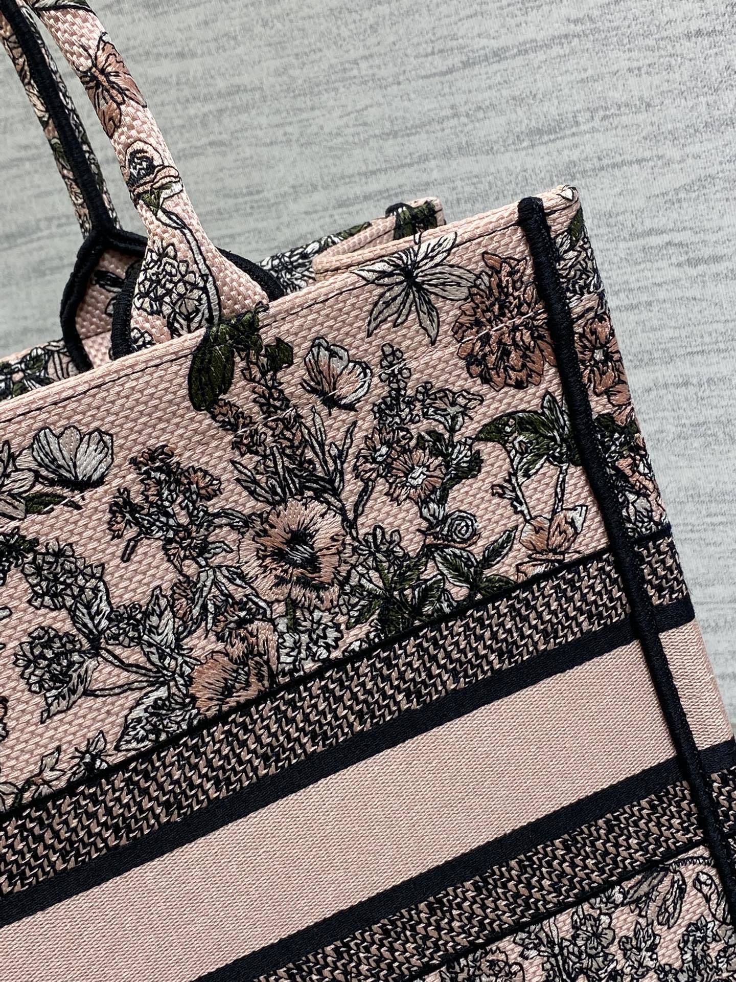 中号现货‼️ Tote最新春夏系列,百花园刺绣图案,夏日气息扑面而来,高级的拼色,标志性的字母,超大容量