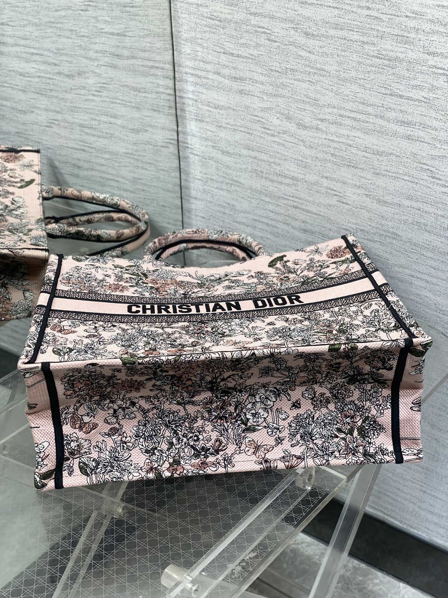 大号现货‼️ Tote最新春夏系列,百花园刺绣图案,夏日气息扑面而来,高级的拼色,标志性的字母,超大容量