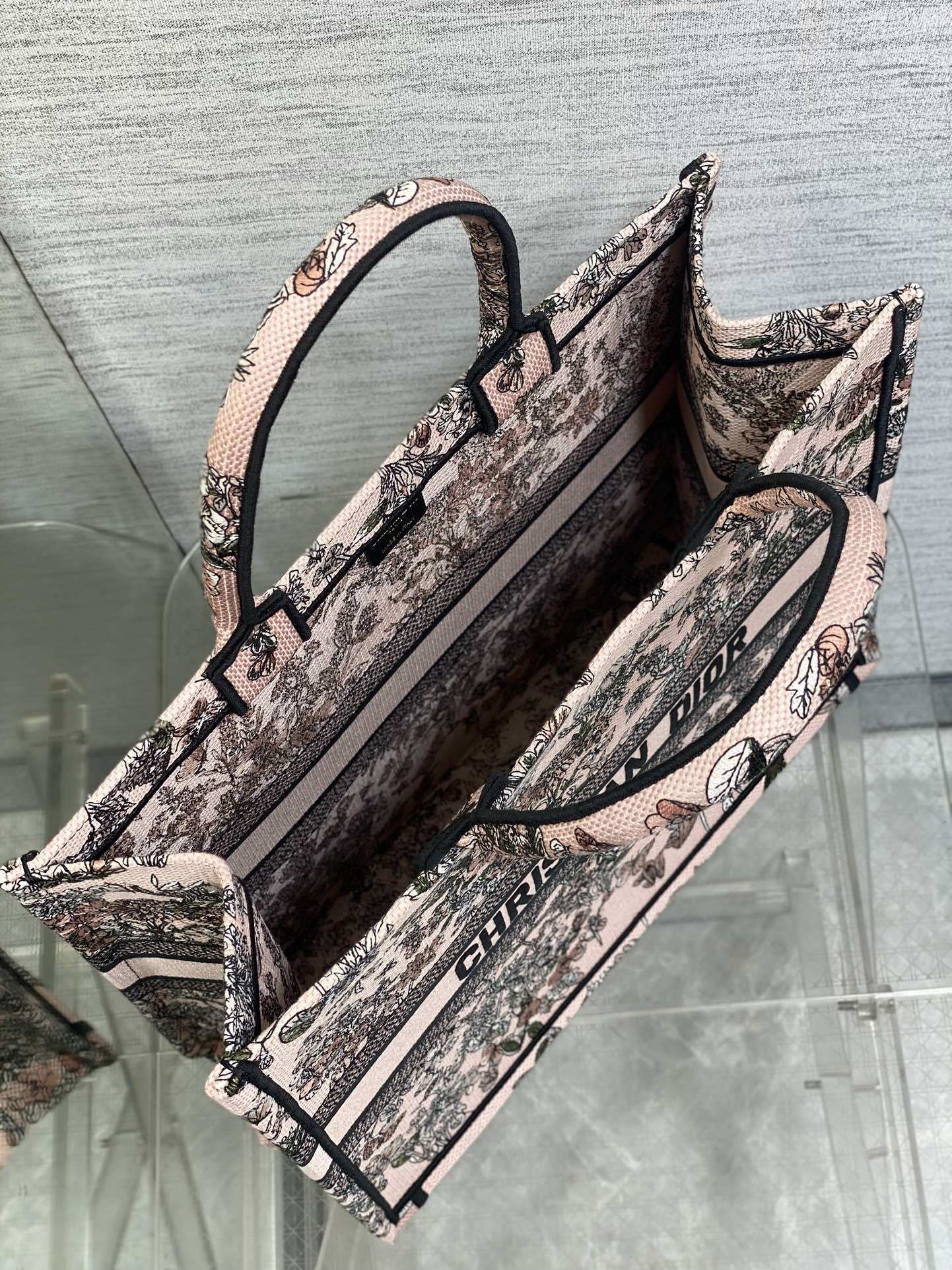 大号现货‼️ Tote最新春夏系列,百花园刺绣图案,夏日气息扑面而来,高级的拼色,标志性的字母,超大容量